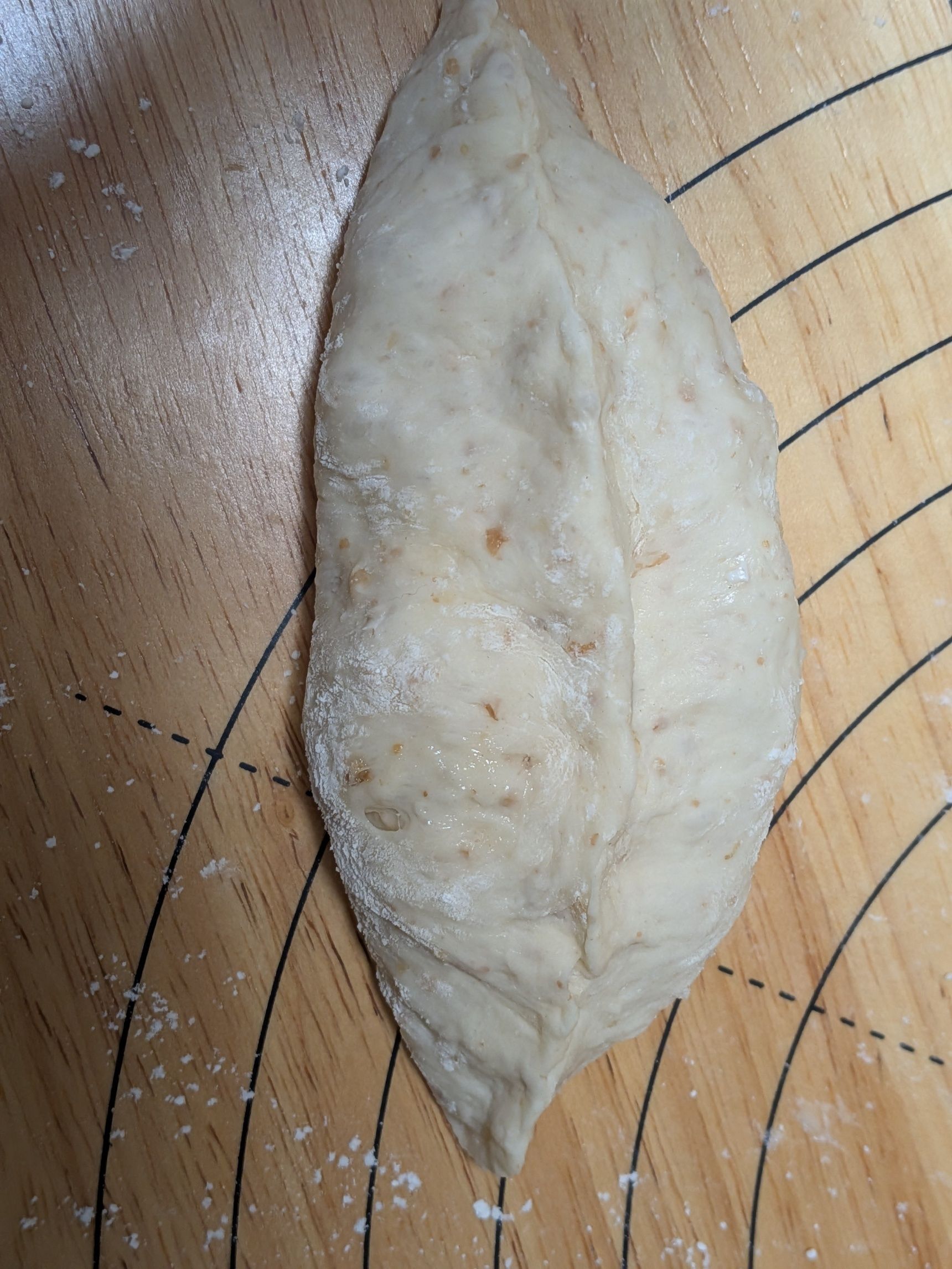 7、しっかり包んで楕円形に成形する。