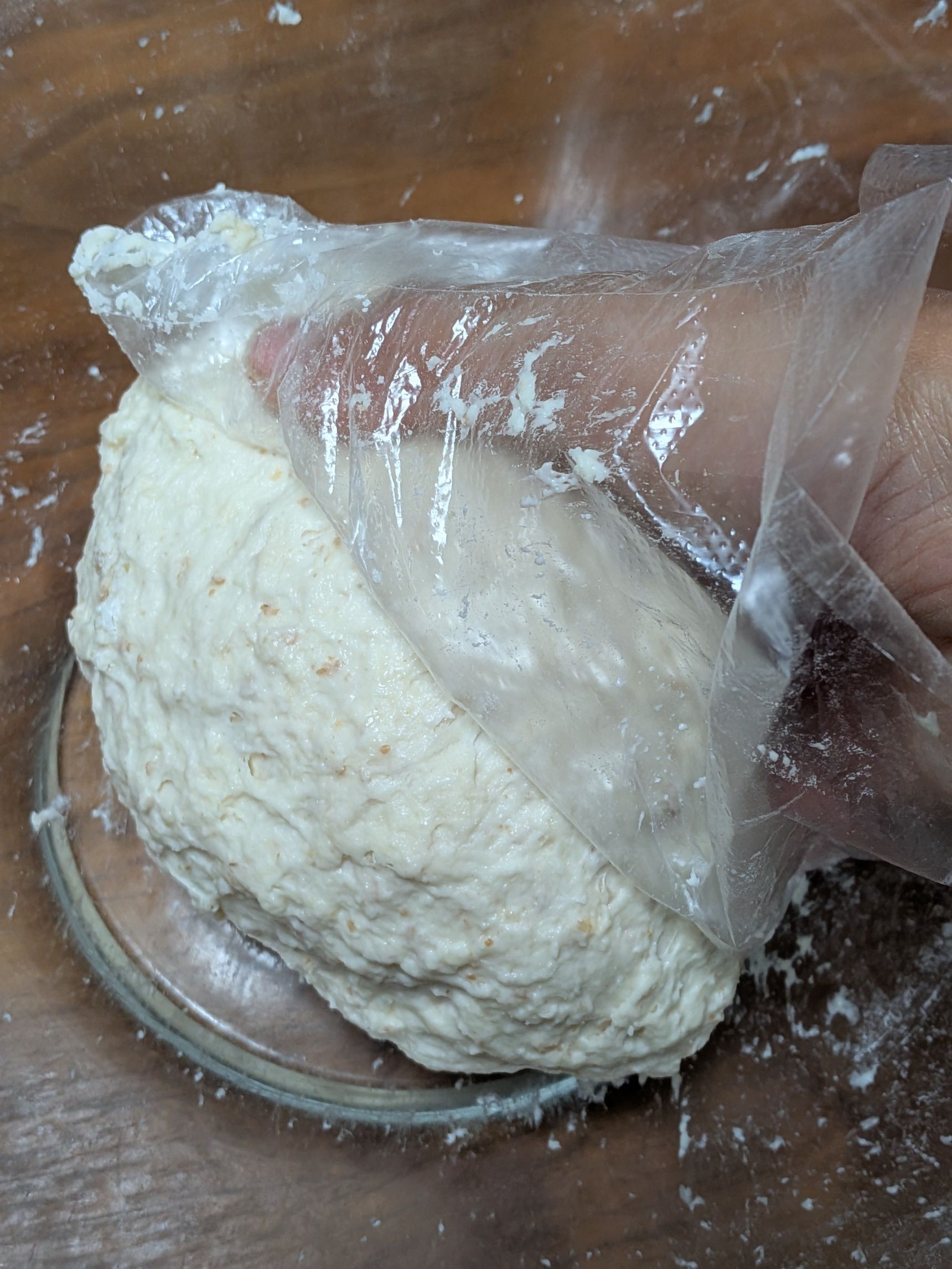 3、しっかり混ぜ合わせる。1分ほど捏ねる。