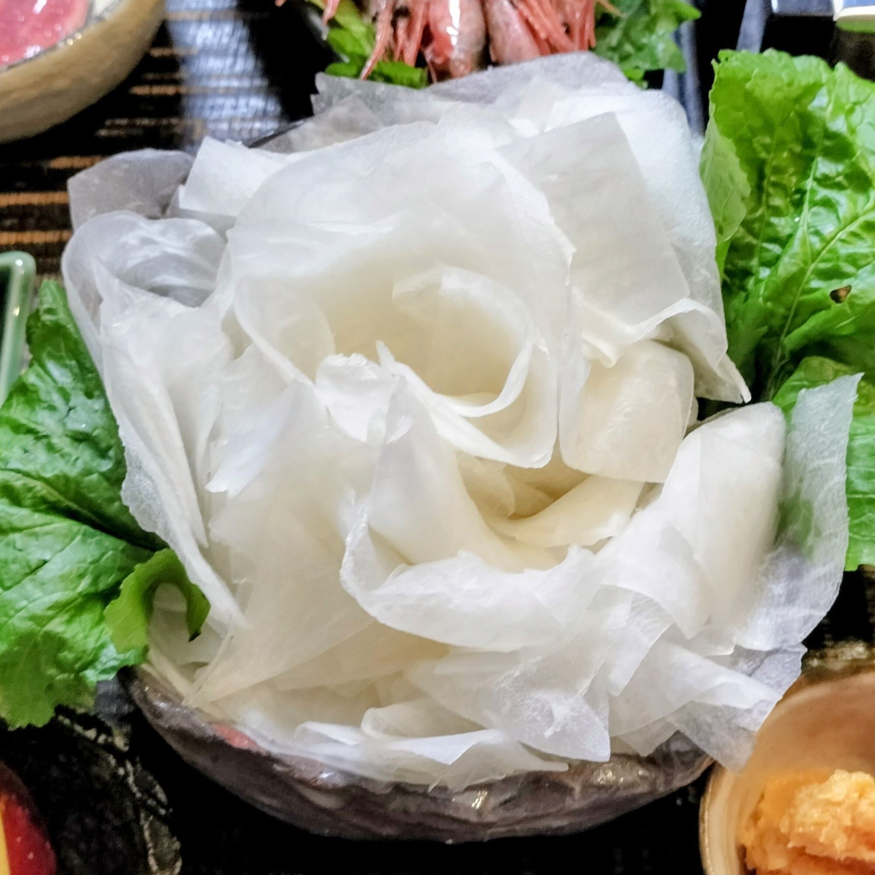 3.大根を10cm程の長さに切る→皮を剥く→スライサーで、繊維に沿って4〜5cmの幅に切る→器に盛り付ける