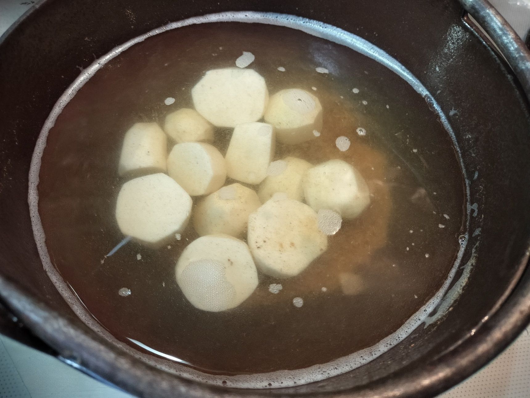 2.鉄鍋に、里芋と材料●を入れる→ひと煮立ちさせたら、アクを取り、弱火でコトコト煮る（30分程）