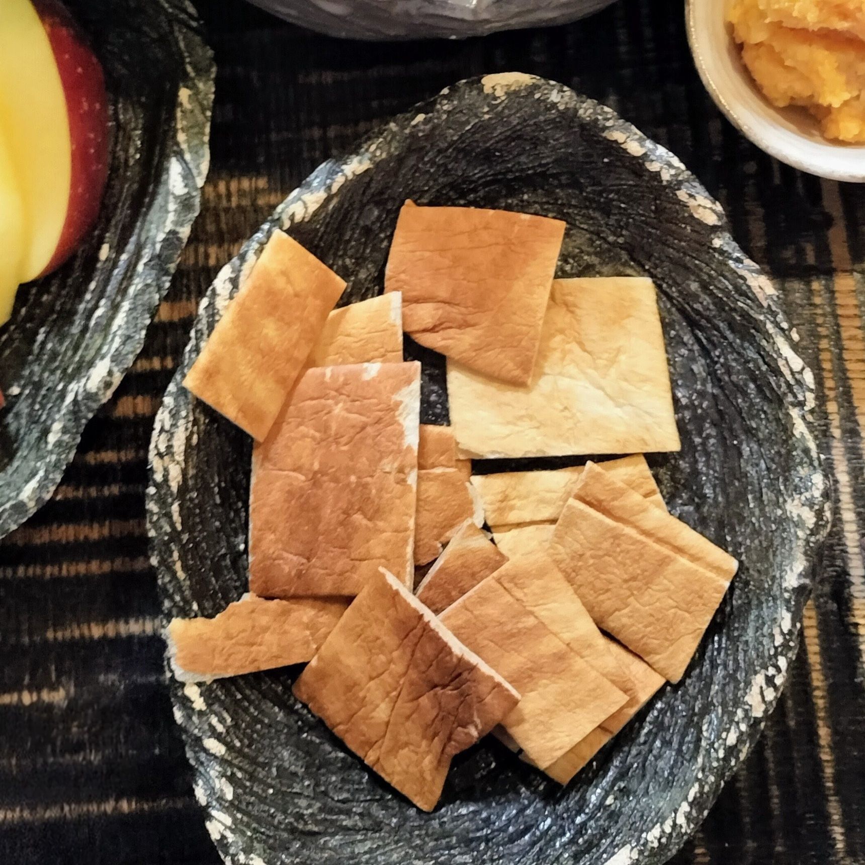 4.器に焼き麩を盛り付ける