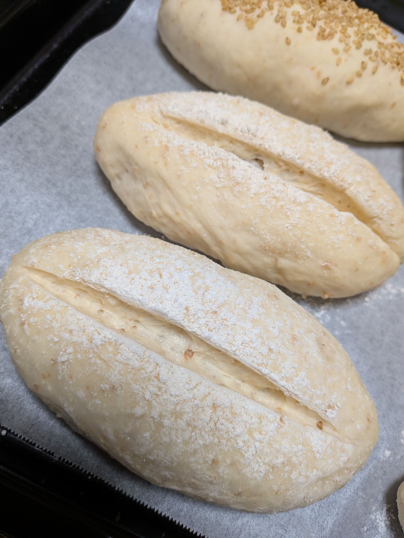 9、二次発酵が終わったら軽く薄力粉をふり（分量外）、縦に1本クープを入れる。霧吹きをかける。