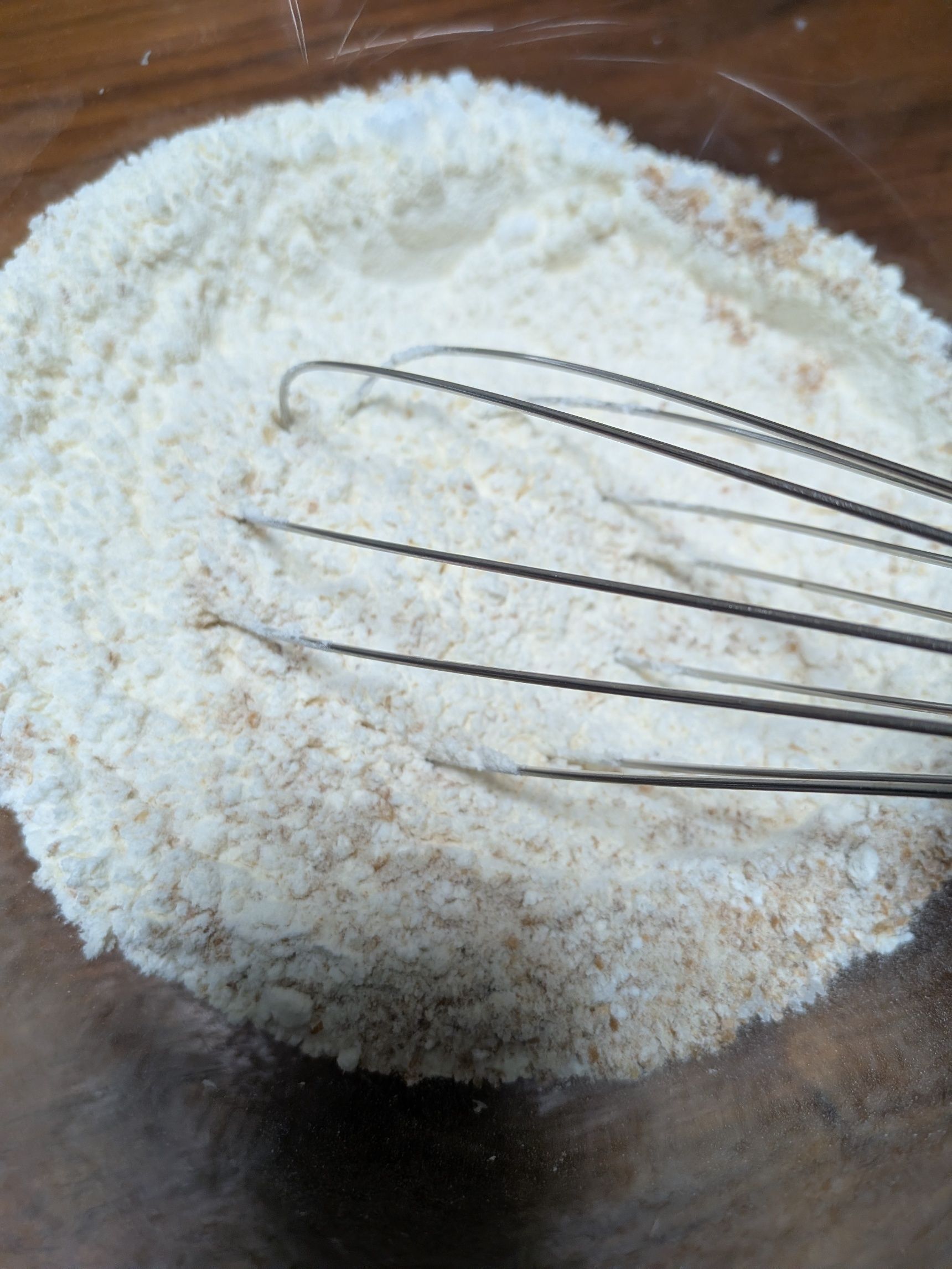 1、大きめのボウルに◯を合わせておく。泡立て器でよく混ぜる。