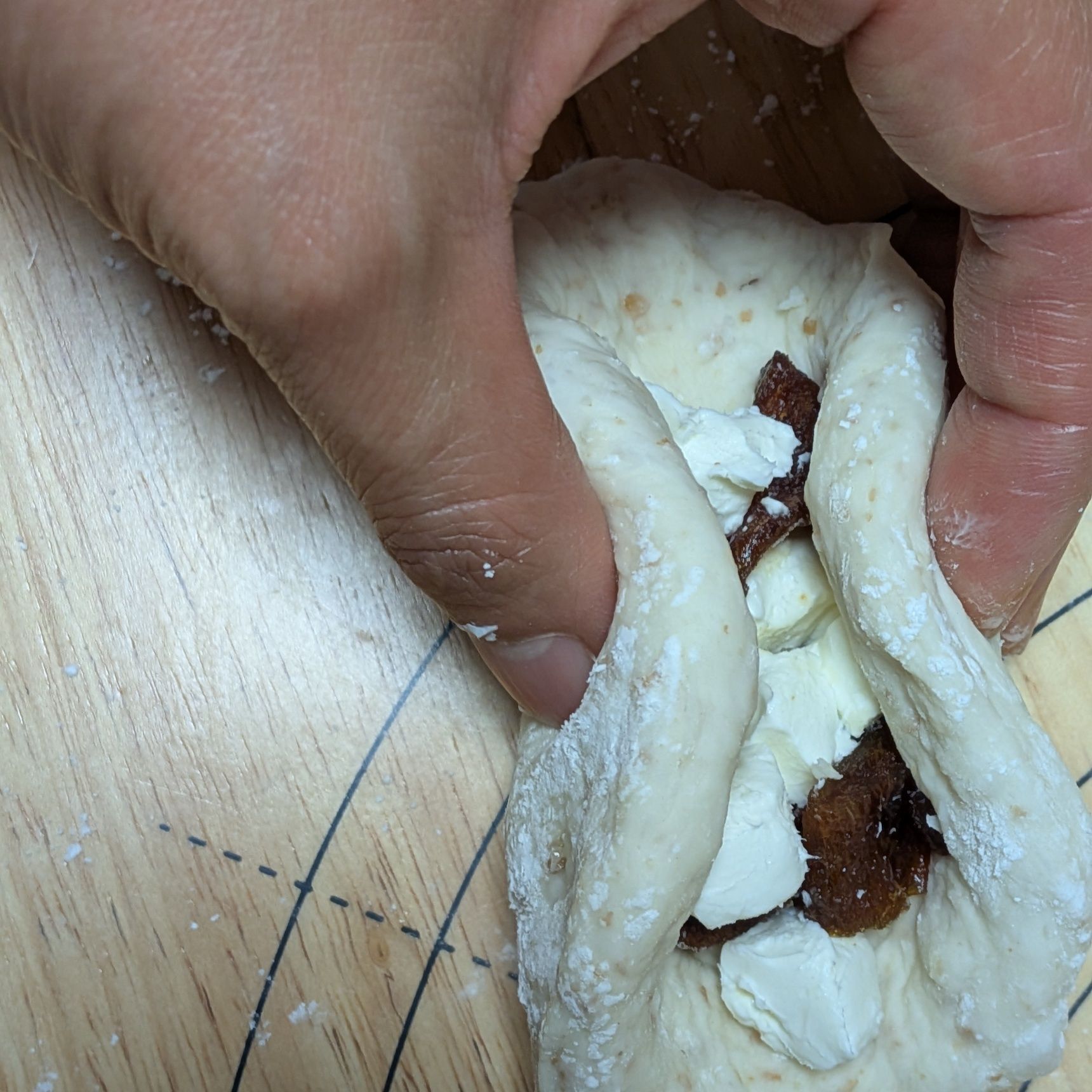 6、生地を広げ、干し柿とクリームチーズを入れる。