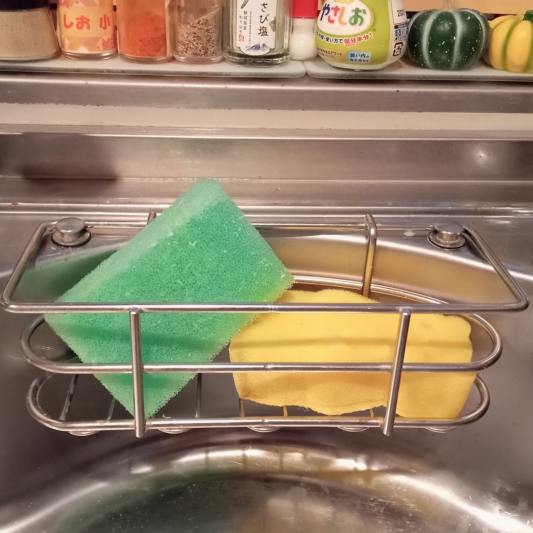 左の緑色が食器用スポンジ、右がシンク用