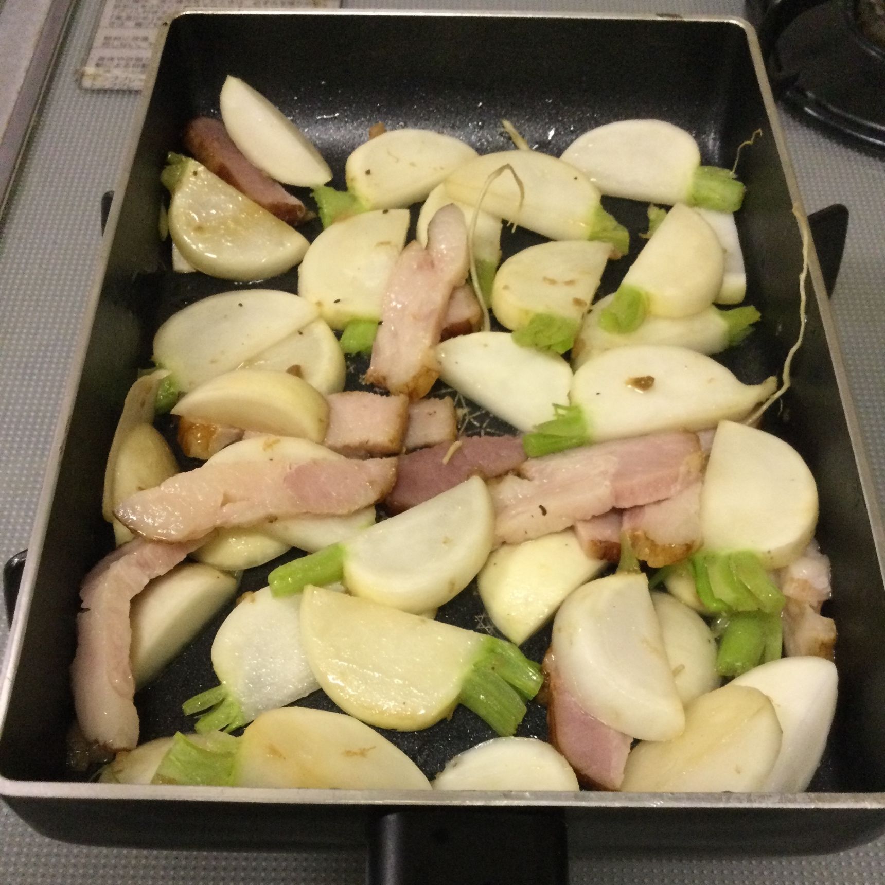 フライパンに、小かぶを入れます。