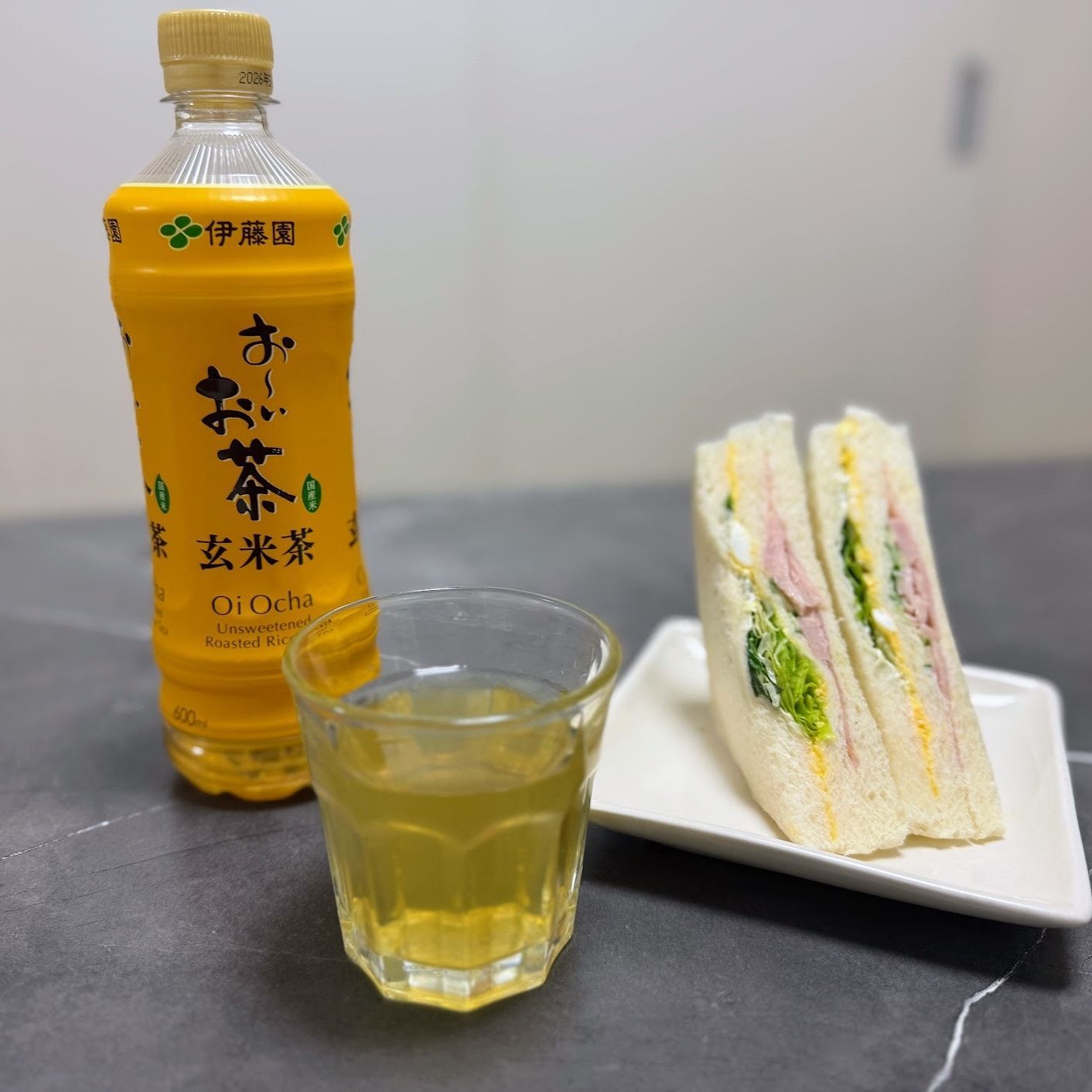 AIがおすすめする「お〜いお茶 ほうじ茶＆玄米茶」と相性の良いメニューを実食！