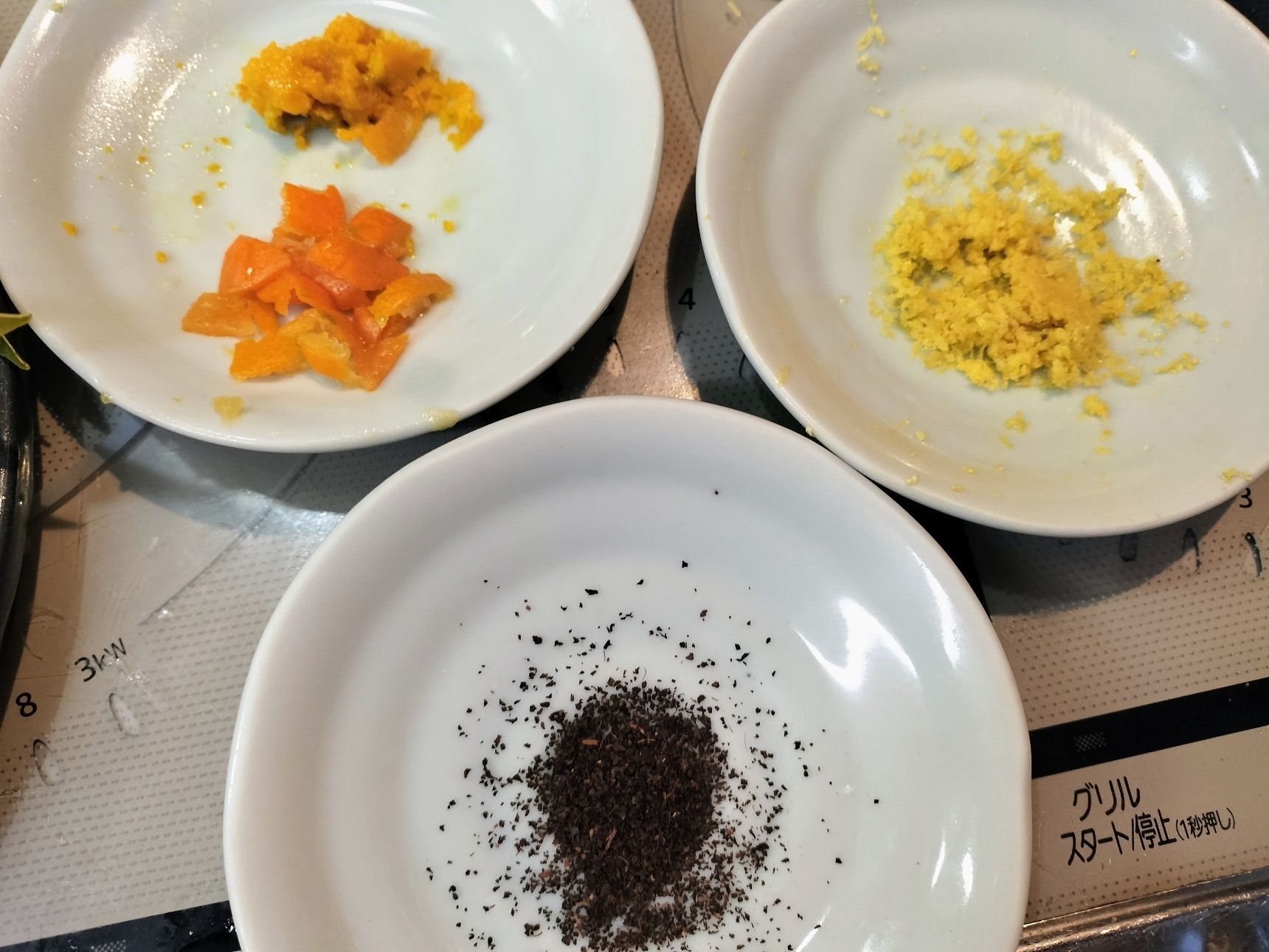 4．天板の上に、（お弁当用の）アルミカップを並べる→（スプーン等ですくって）生地を入れる→材料■をのせて、軽く混ぜる