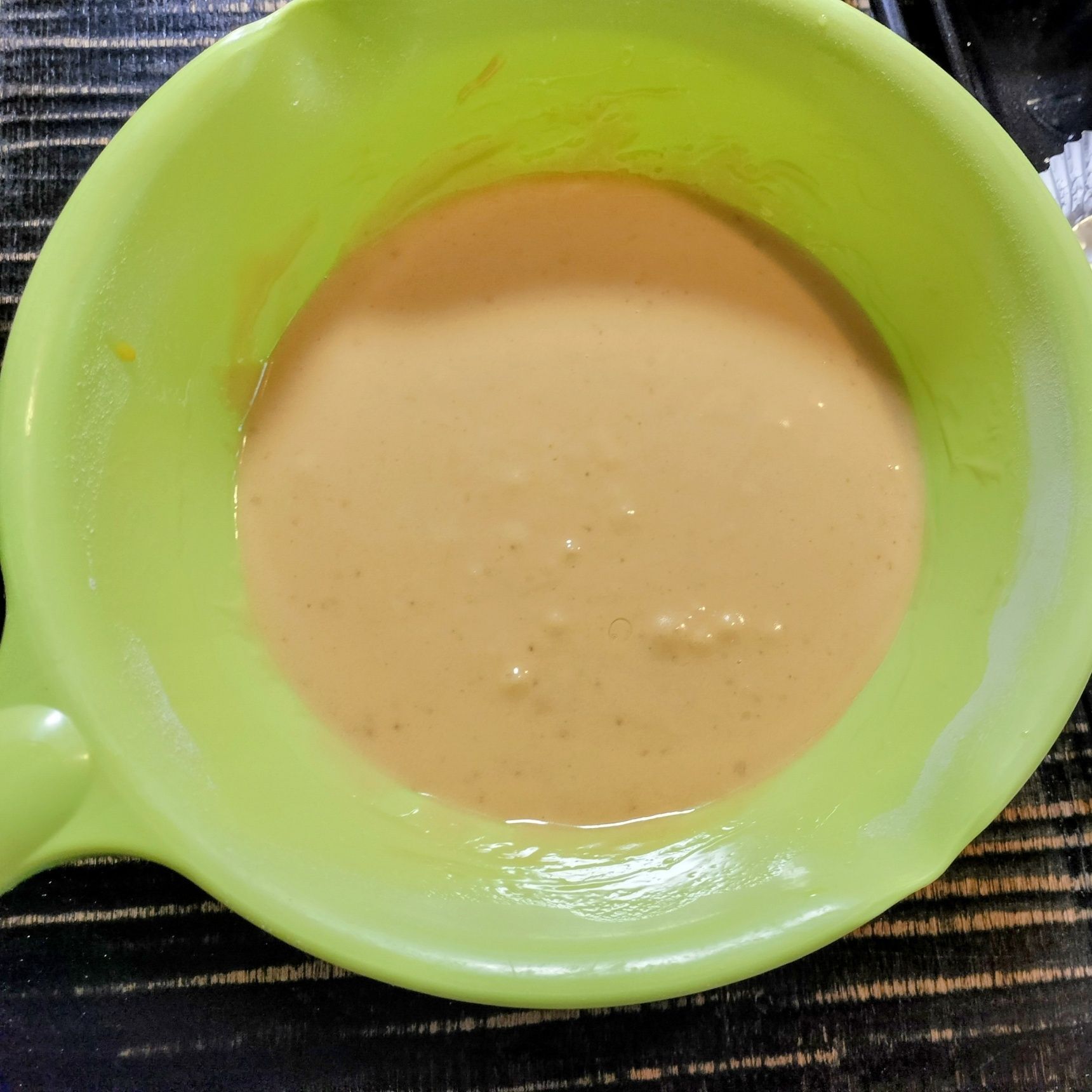 3．溶かしバターを少しずつ加えて混ぜる