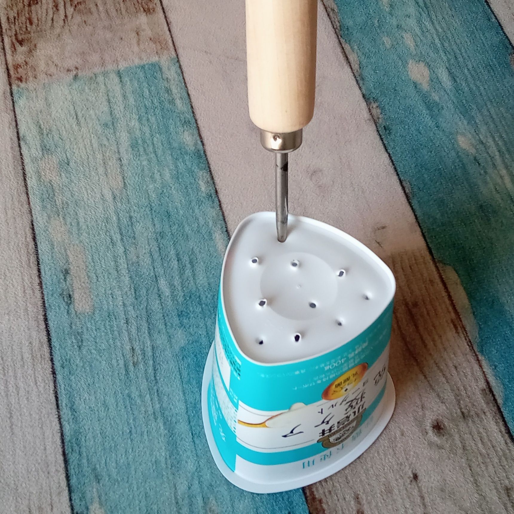 底に水切り用の穴を開けるよ