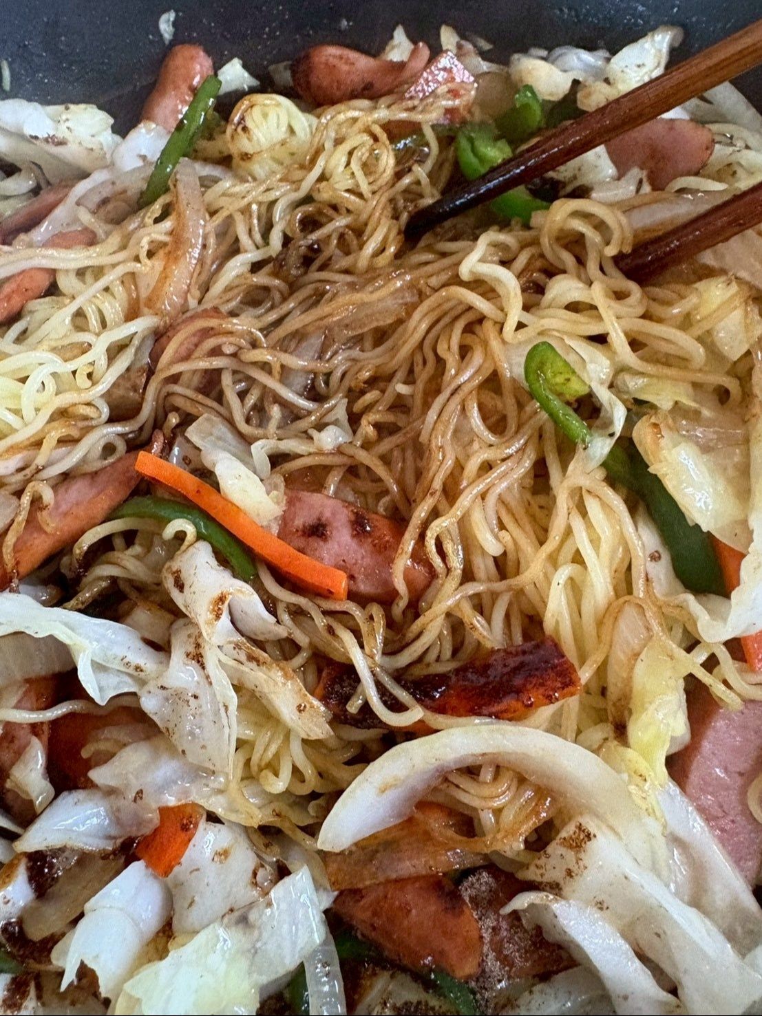 粉末ソースは麺を中心にかけて全体を混ぜ合わせます。