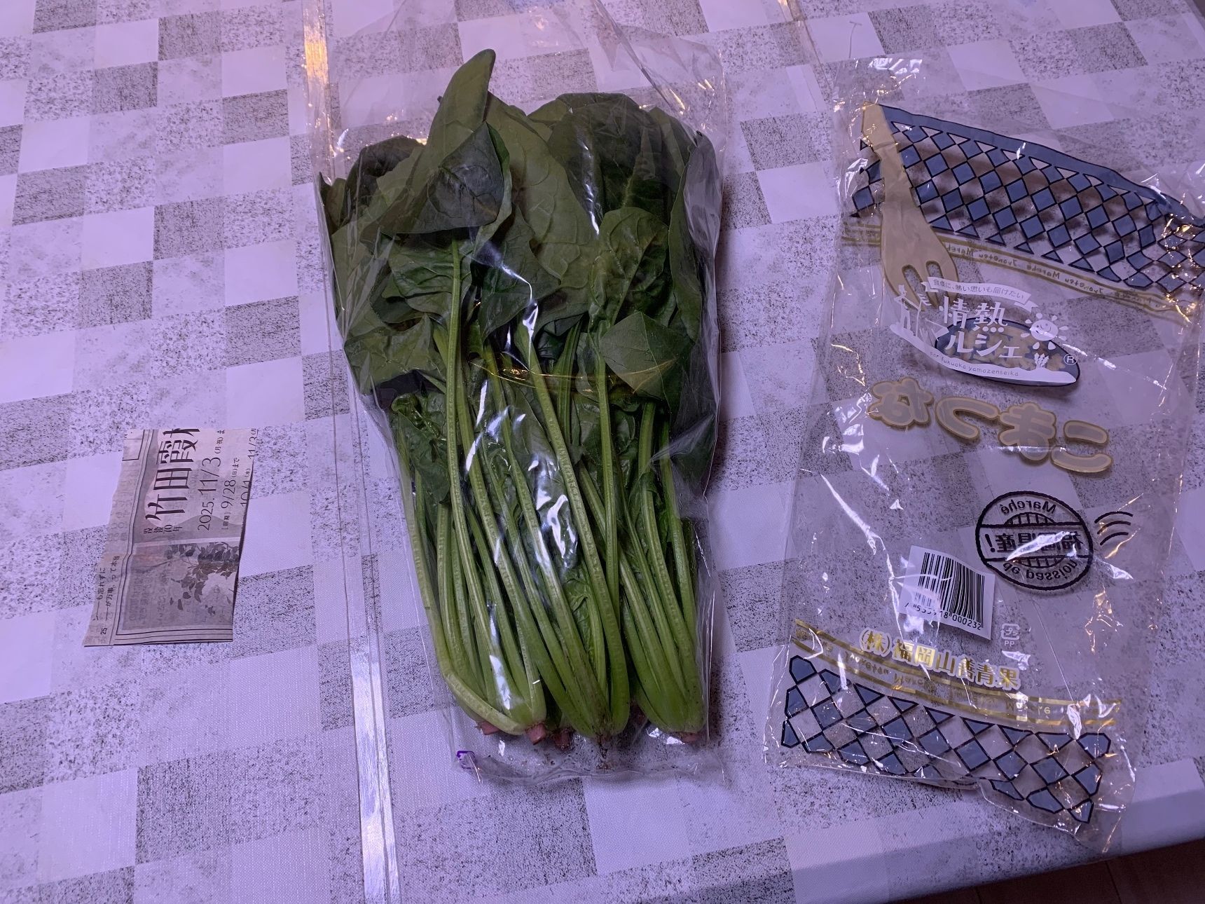 紙を濡らして青菜の袋に入れます