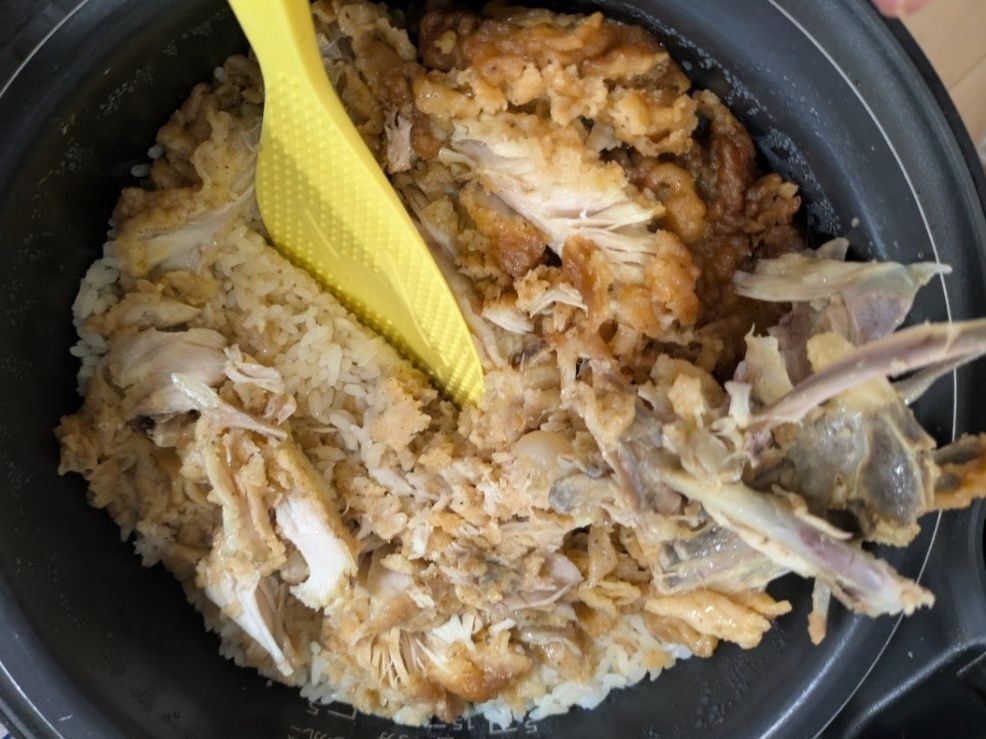 オリジナルチキンの骨をほぐしながら取り除く。