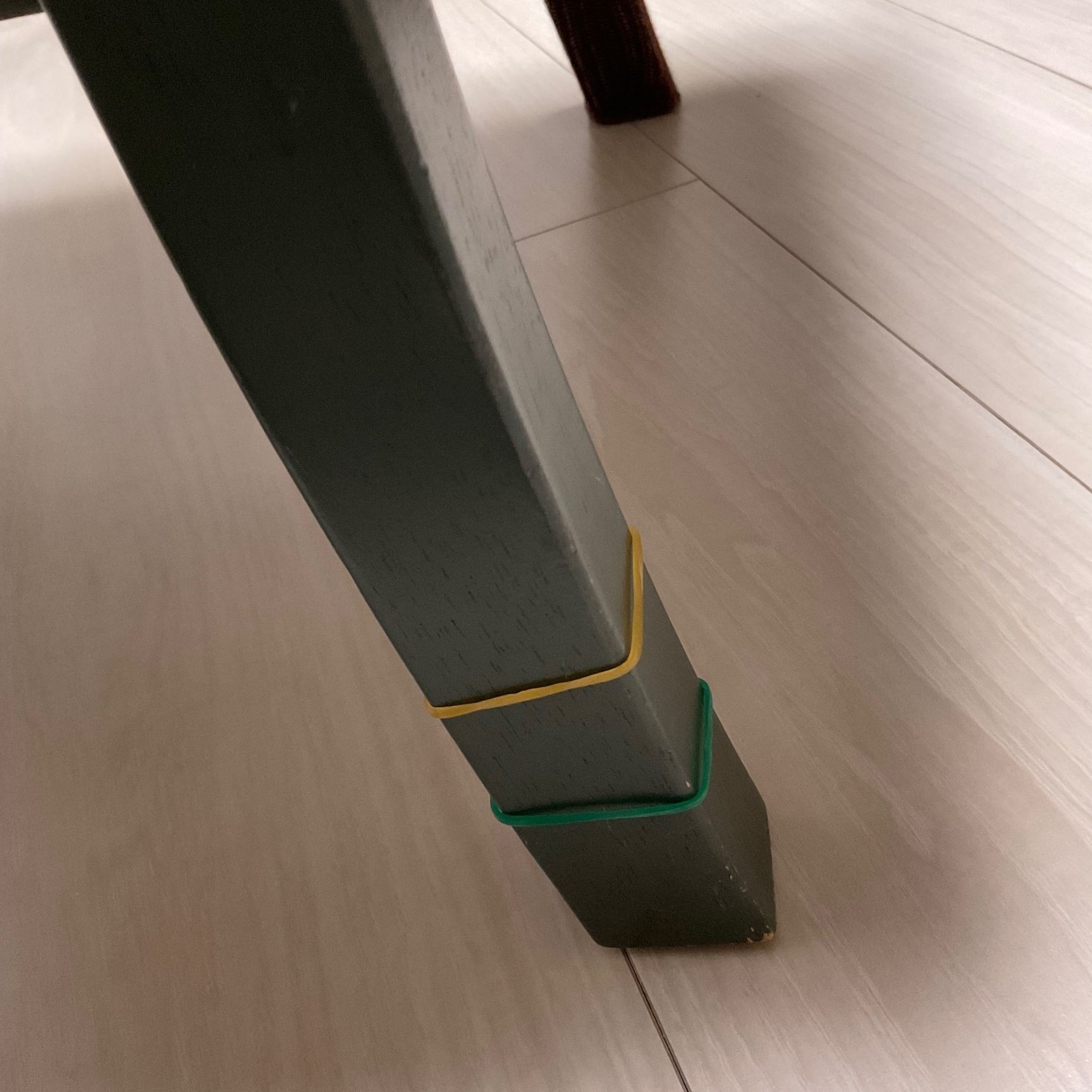 椅子の脚に輪ゴムをかける