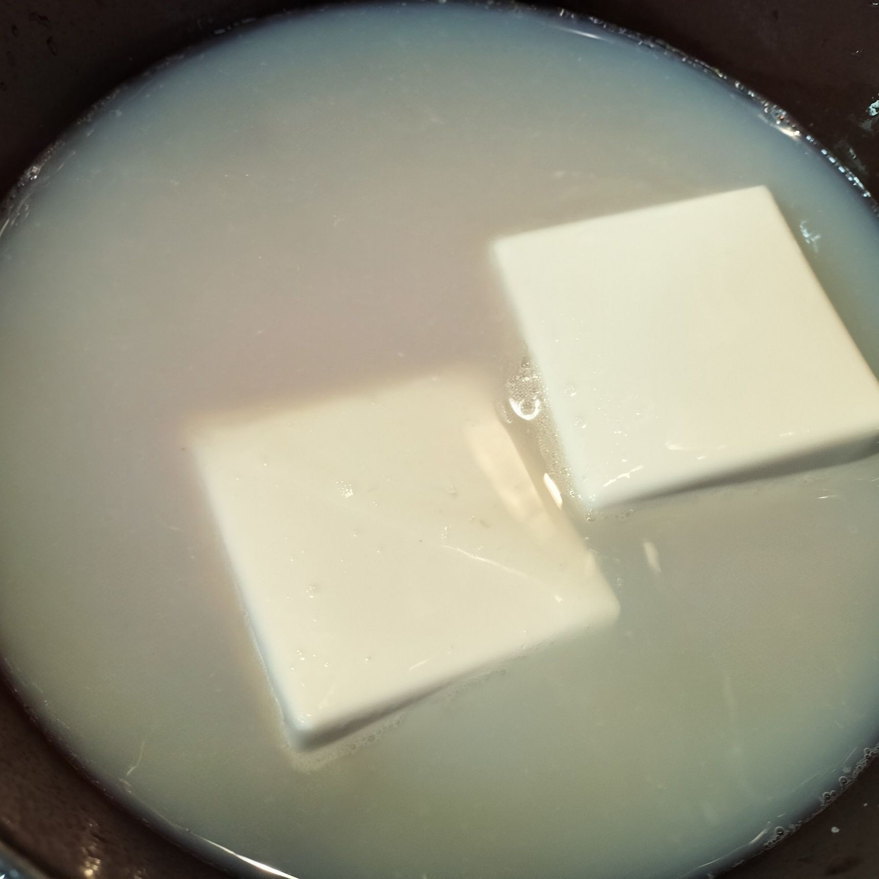 2. 絹豆腐を切らずにそのまま入れる