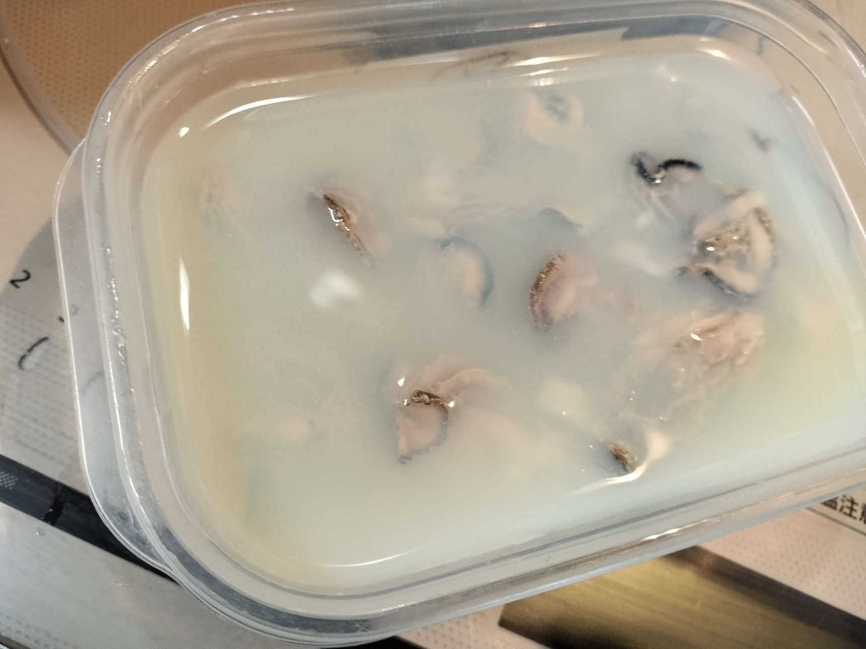 1. 鉄鍋に、前日作業の牡蠣の煮汁を入れる