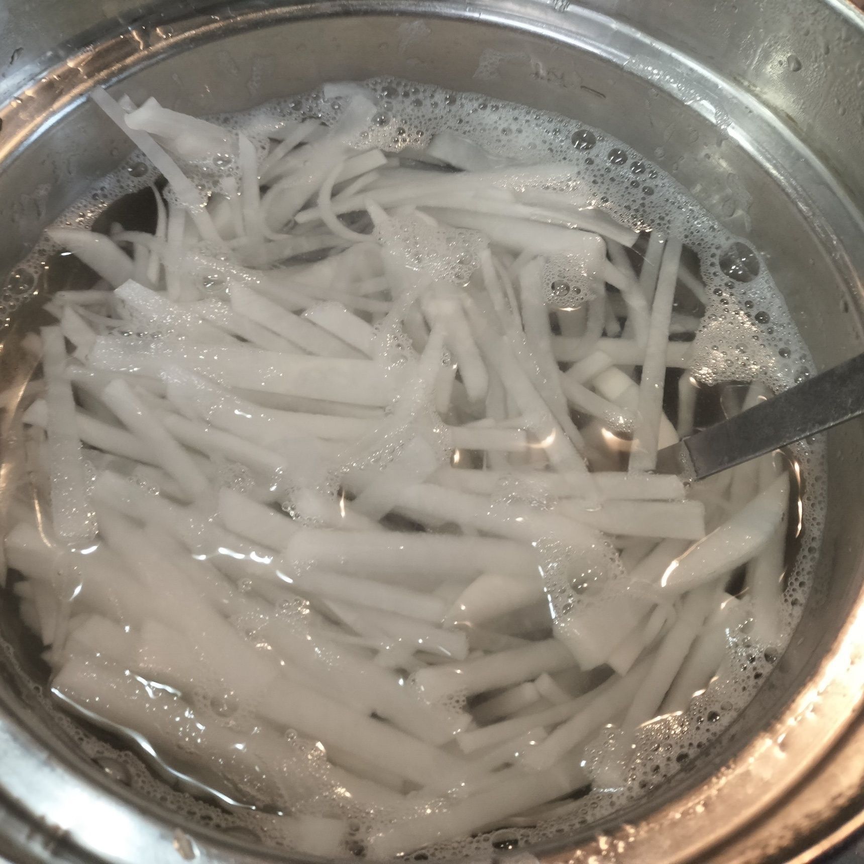 4. 別鍋で、大根を煮る（柔らかくなるまで）→別鍋で鱈をサッと下茹でする