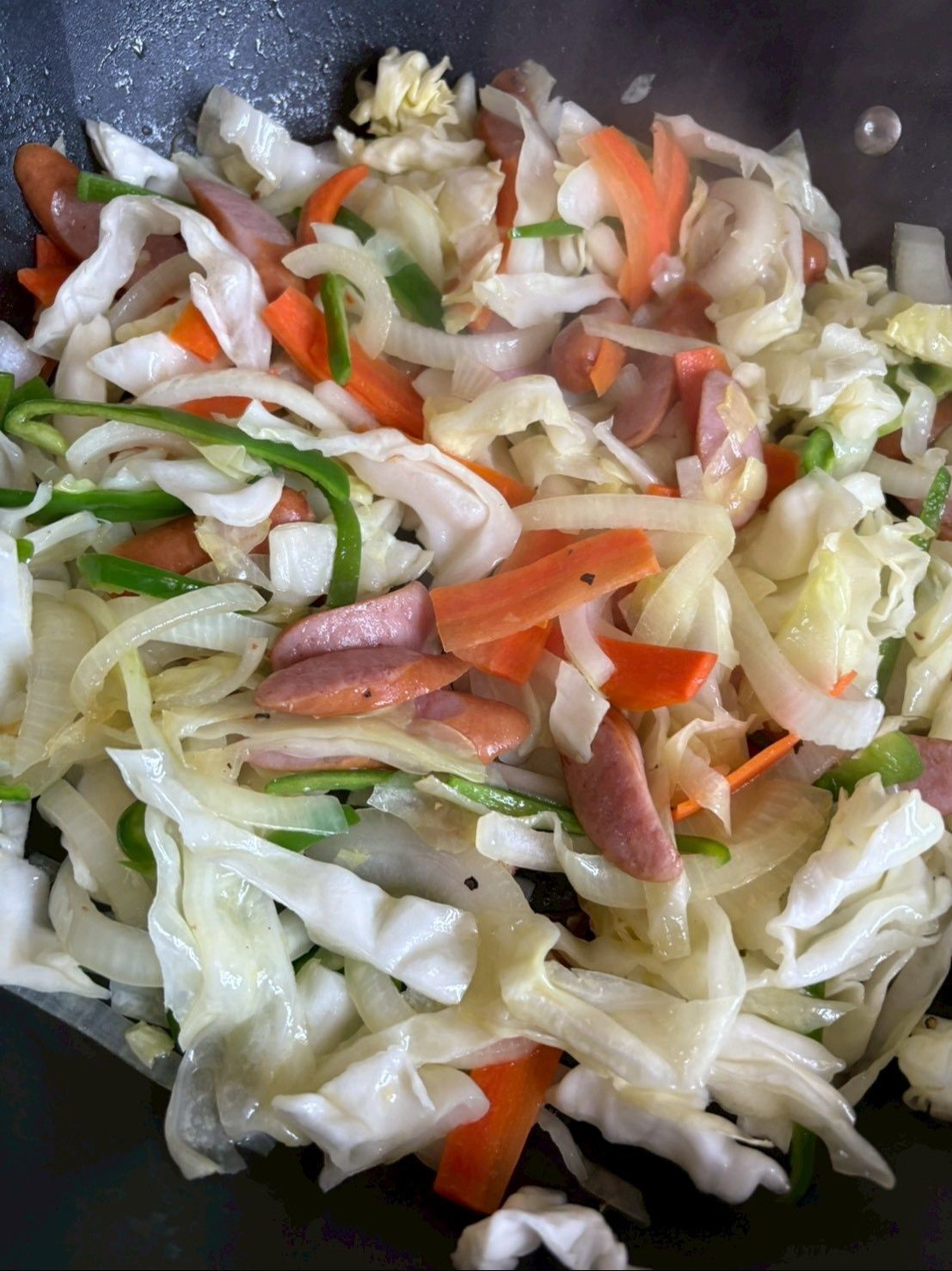 野菜とソーセージをかるく炒めて塩コショウをします。