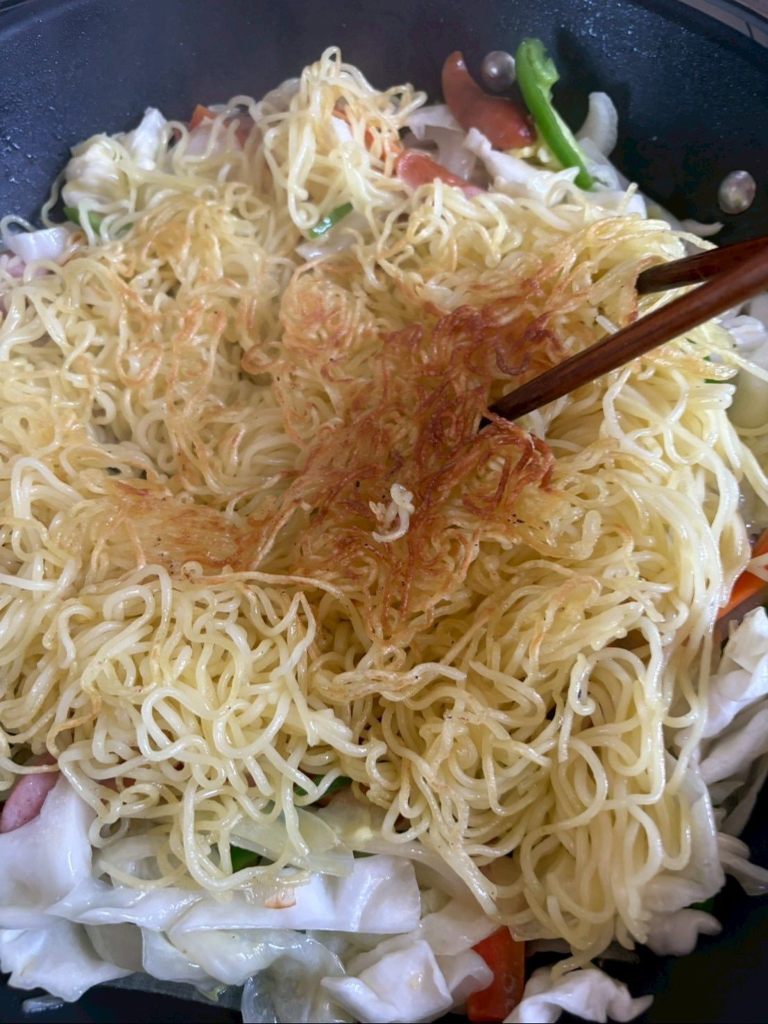 焼いた麺を乗せてここからほぐしますが、大雑把です！