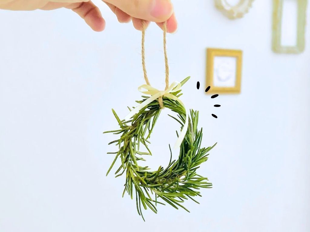 誰でも手軽に作れる『シンプルリース』。クリスマスギフトの飾りにぴったりなミニサイズです♡