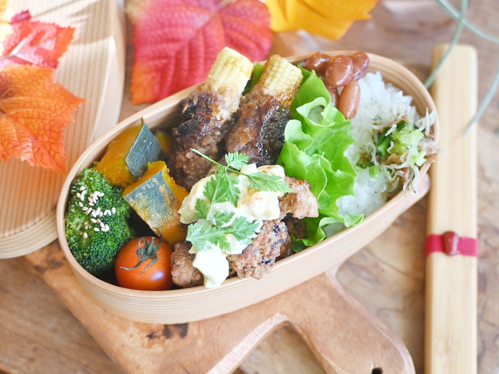 ご飯、レタス、大きい食材、隙間食材の順で入れます