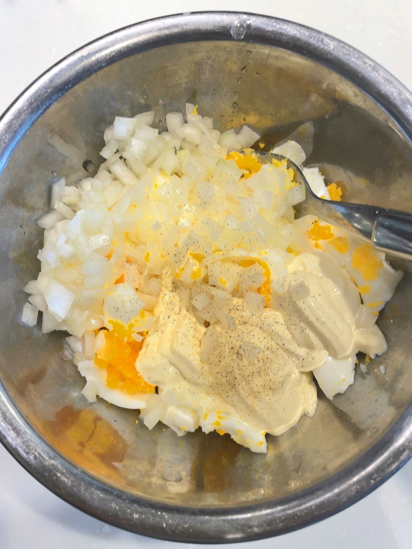 ゆで卵のサラダを作ります