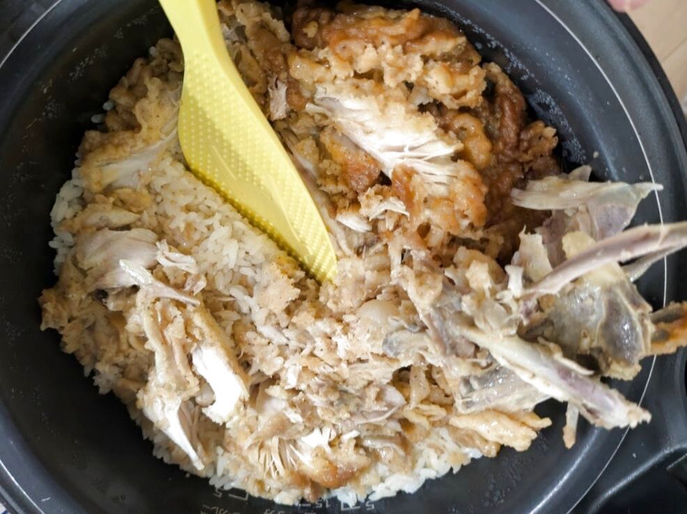 オリジナルチキンの骨をほぐしながら取り除く。