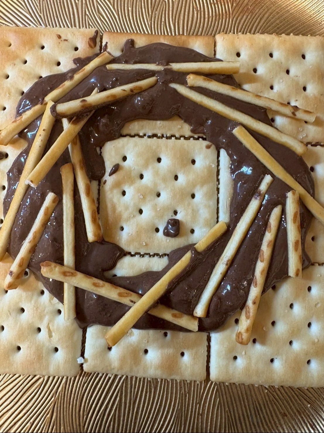 今度はミルクとブラックのチョコを合わせて溶かし、リング状にしました