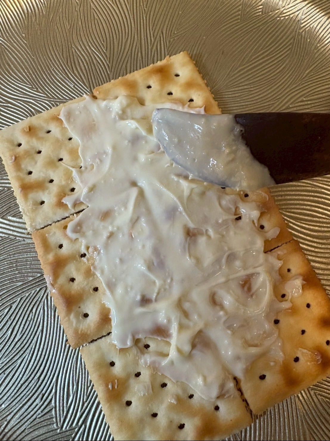 こんな感じに隙間と穴を埋めるように塗ります