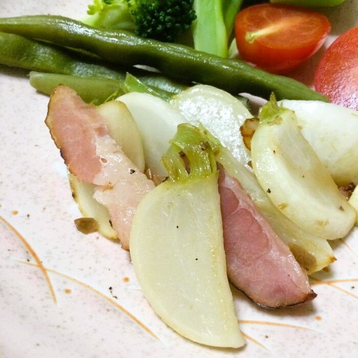 小カブとベーコンのニンニクオイル炒め！　お腹を整えよう〜