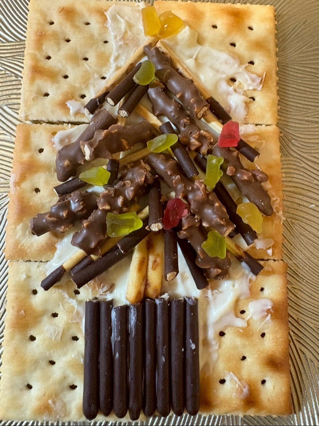 ポッキーを組んで立体的に見えるようにしてみました