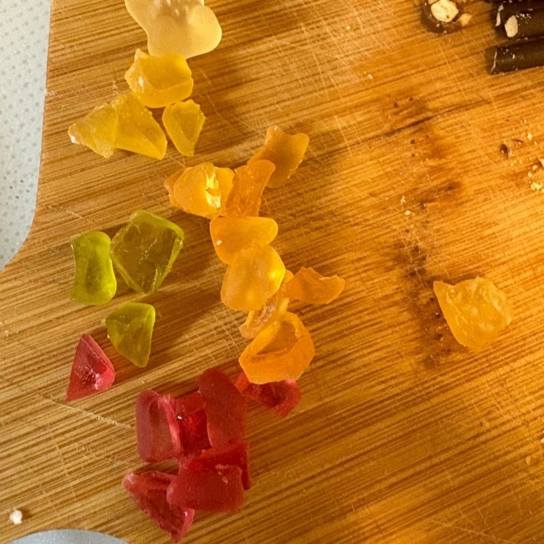 ハリボーのグミも小さく切って散らしました