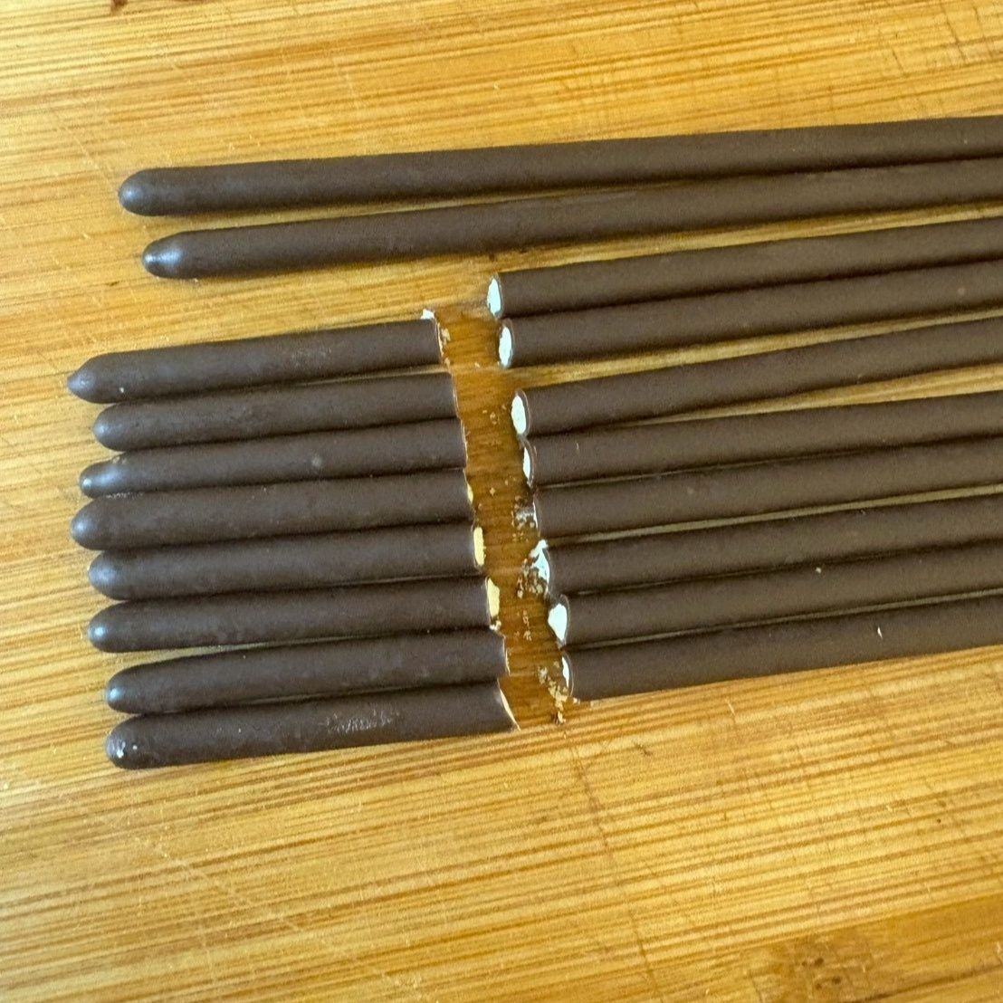 極細ポッキーを並べて切って、植木鉢にしました