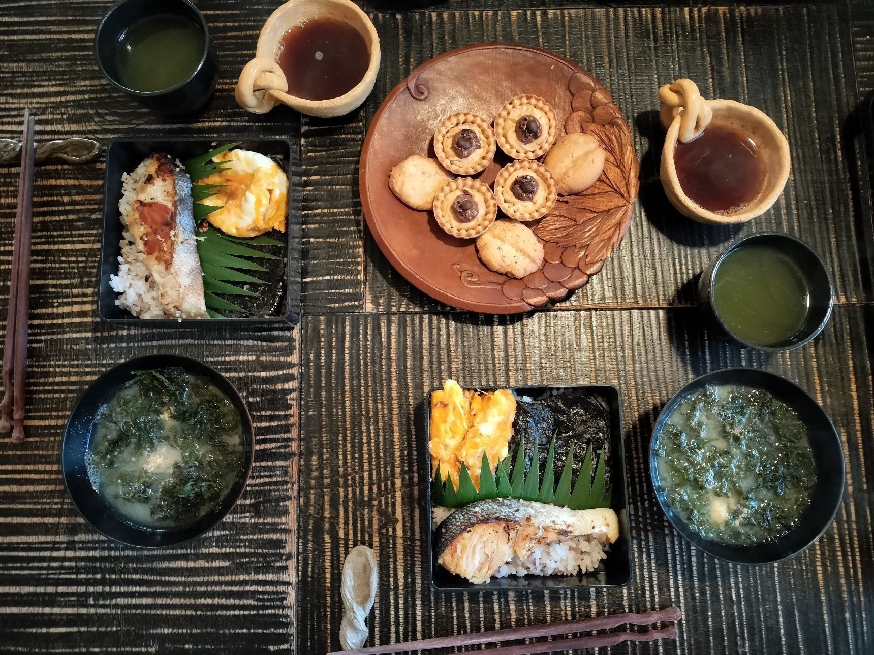 お弁当箱（重箱）にご飯を詰め、切った葉蘭を添えて、おかずをのせるだけ！