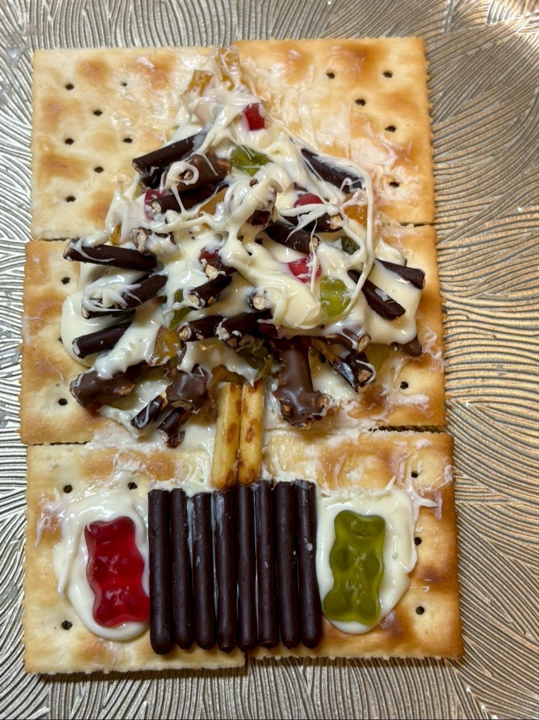 ホワイトチョコの残りを全部雪にして、ハリボーのクマさんをプレゼントにしました