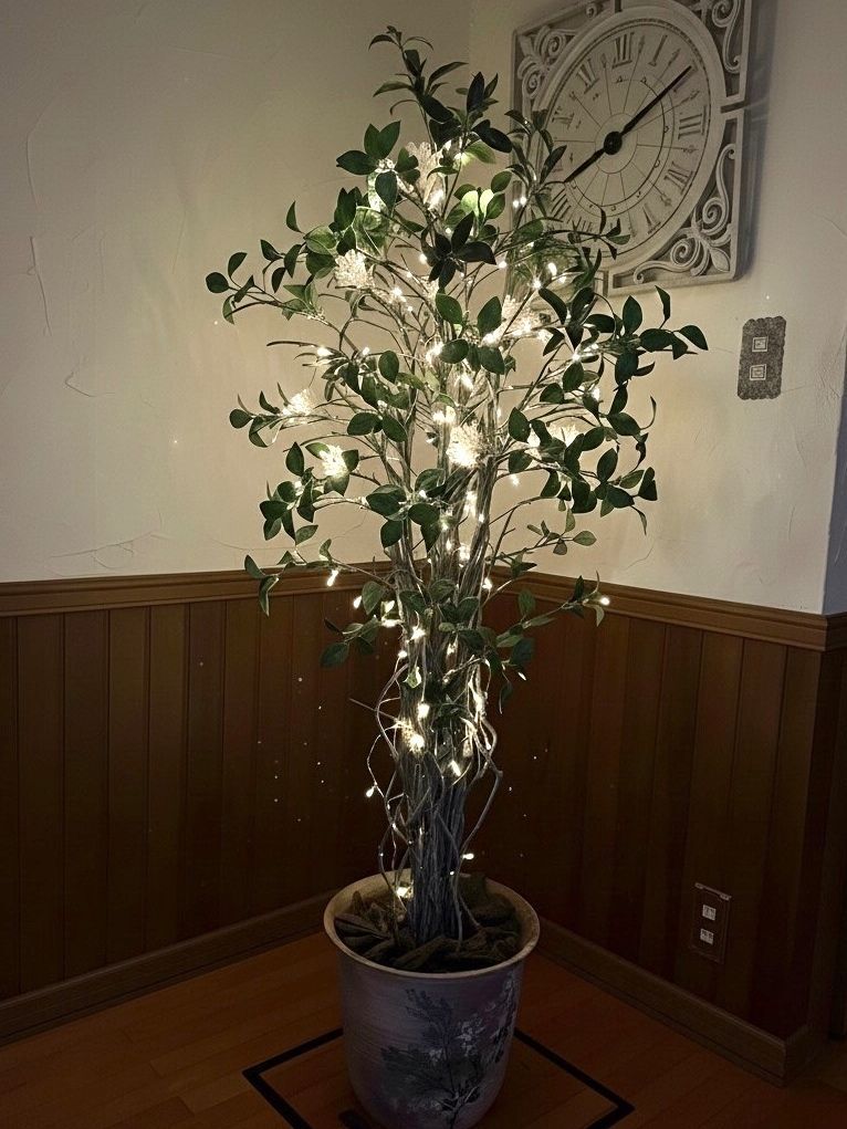 クリスマスのライトを巻き付けて、シンプルツリー！