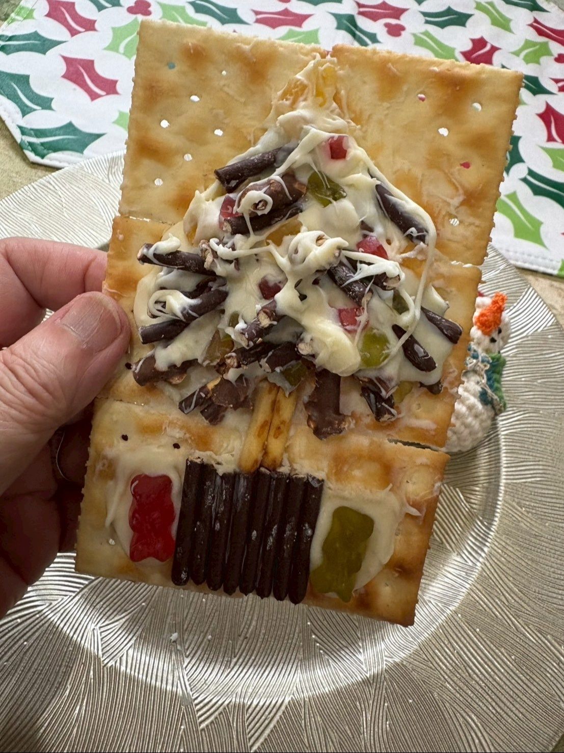 さて飾りつけ！クラッカーの穴が透けて見えて良い感じです。