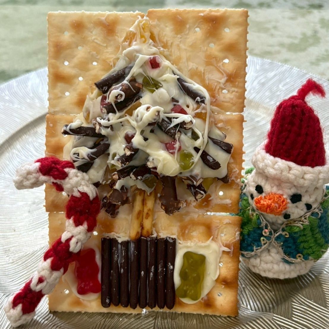 市販のお菓子で作った食べられる〈ツリー〉と〈リース〉を立てかけて飾る！