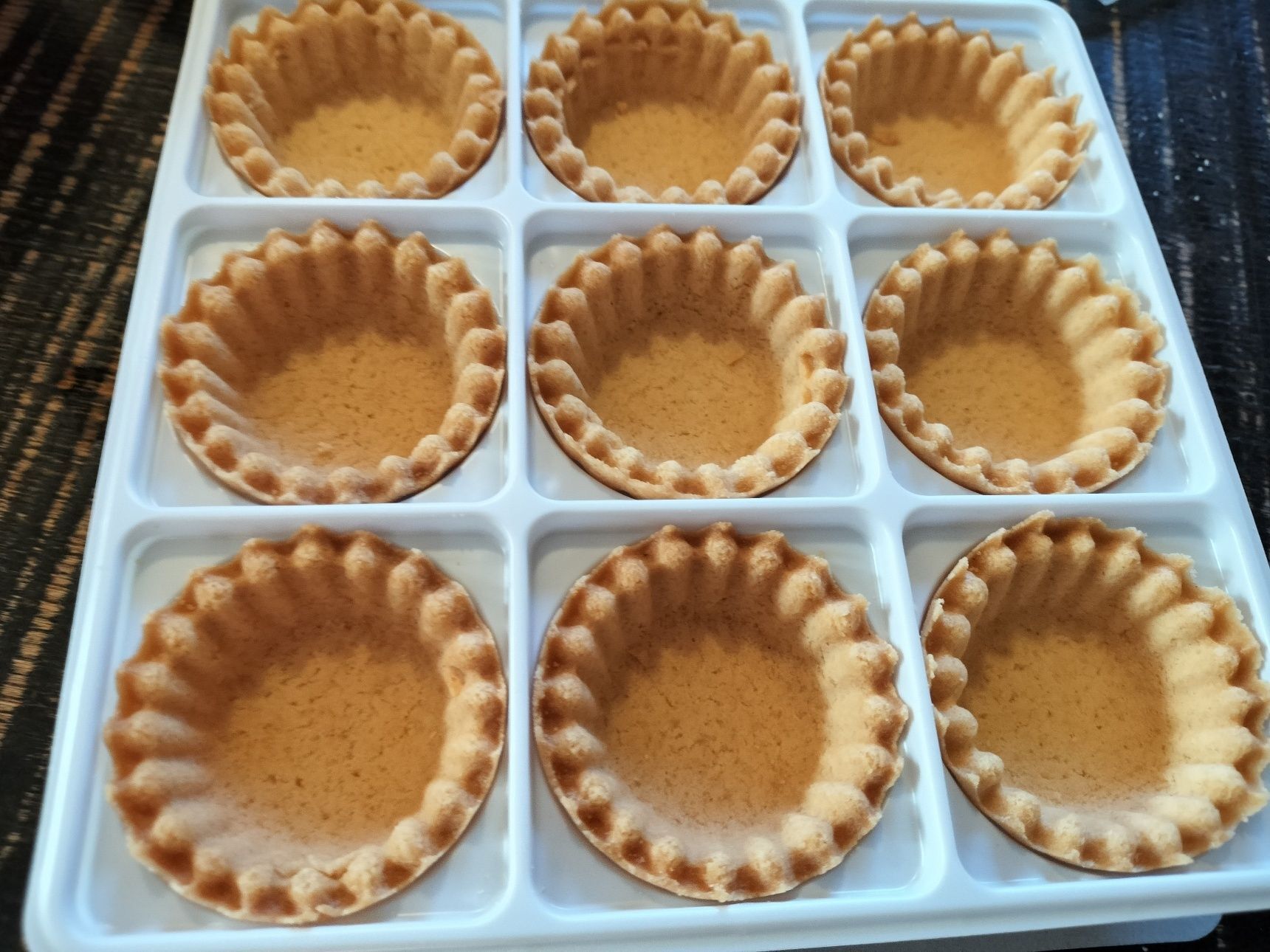 2.、天板に、クッキングシートを敷く→プチタルト（クッキータイプ）を並べる