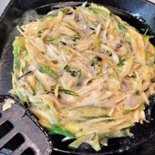 無水！濃厚！香ばしい香り〜！長ネギと牡蠣のお好み焼き！レモンソースが合う〜！