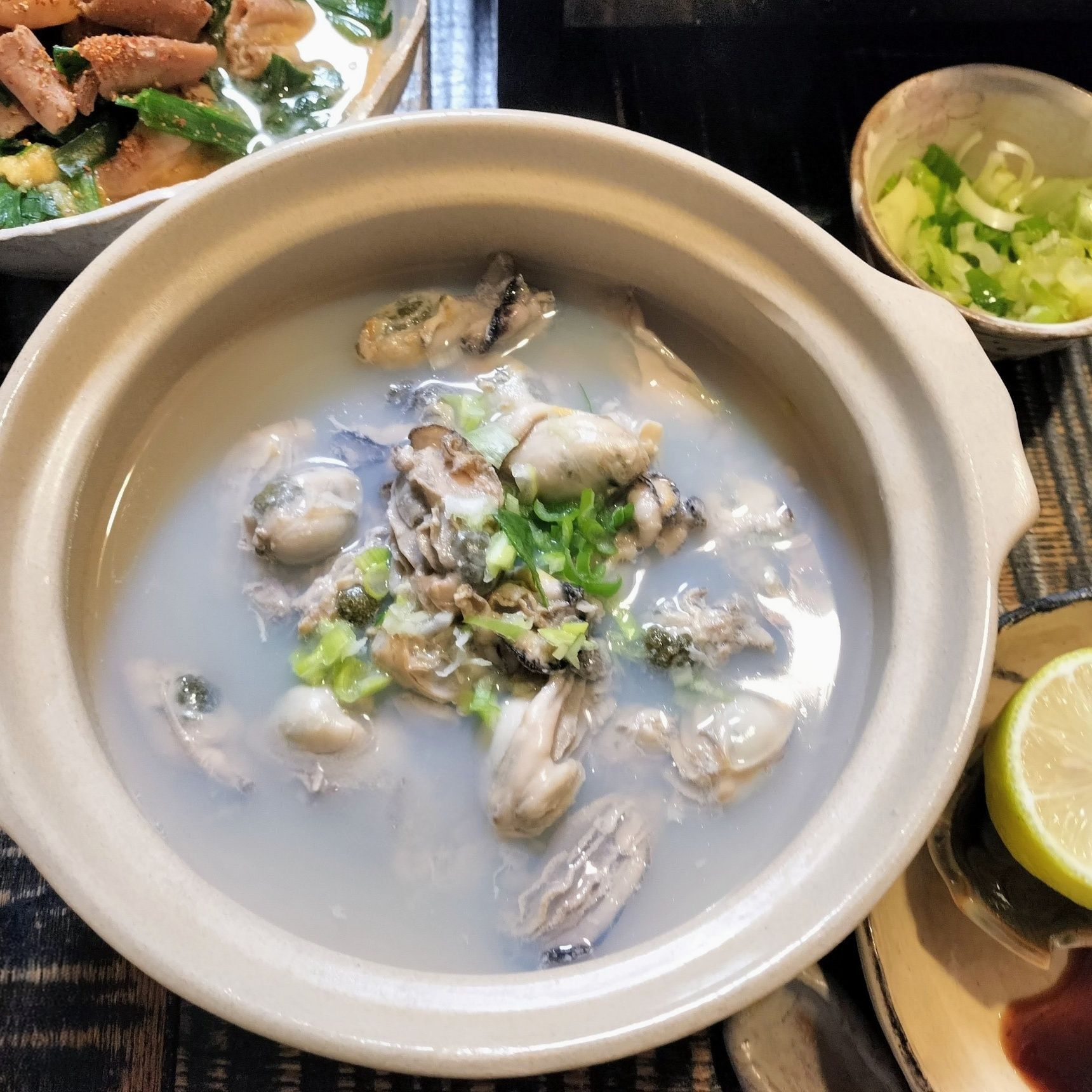 土鍋に、日本酒を入れて、ひと煮立ちさせる→牡蠣を入れる→蓋をして、中火で5分程蒸す