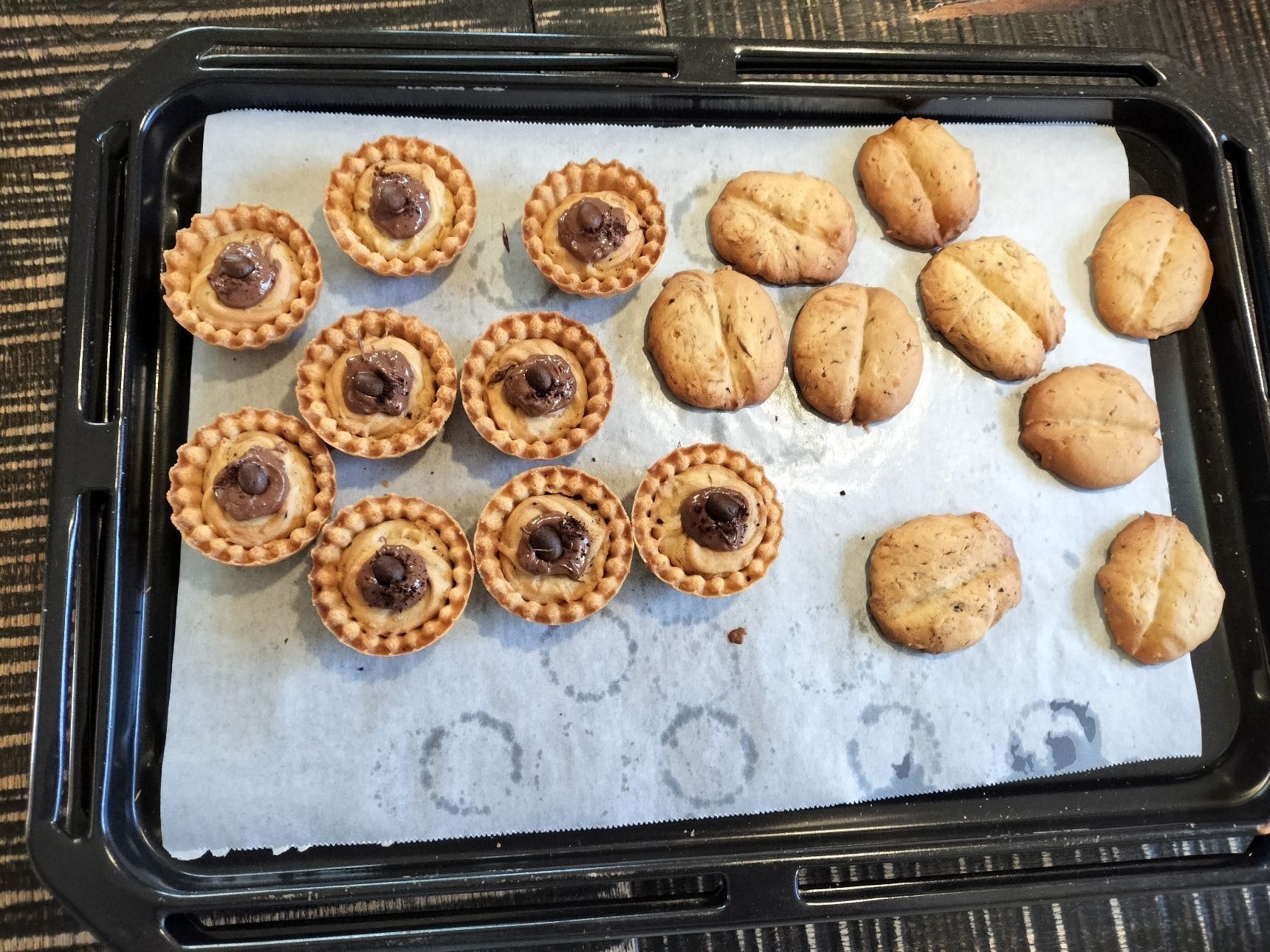 6.焙煎コーヒー豆を添え、分量外のインスタントコーヒーをふりかける