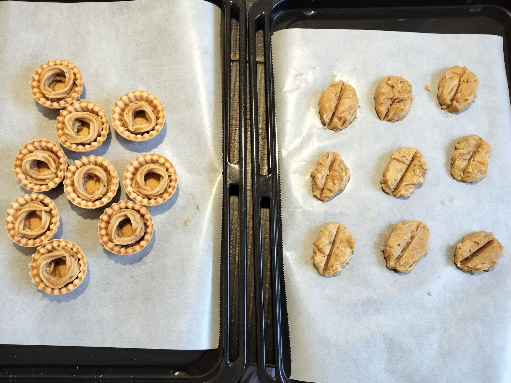 3.手順1のクッキー生地に、インスタントコーヒー（1g程）を加えて混ぜる→手順2のプチタルトの中に絞り入れる　※余ったクッキー生地は、クッキー型に成形して、そのまま焼いて下さい