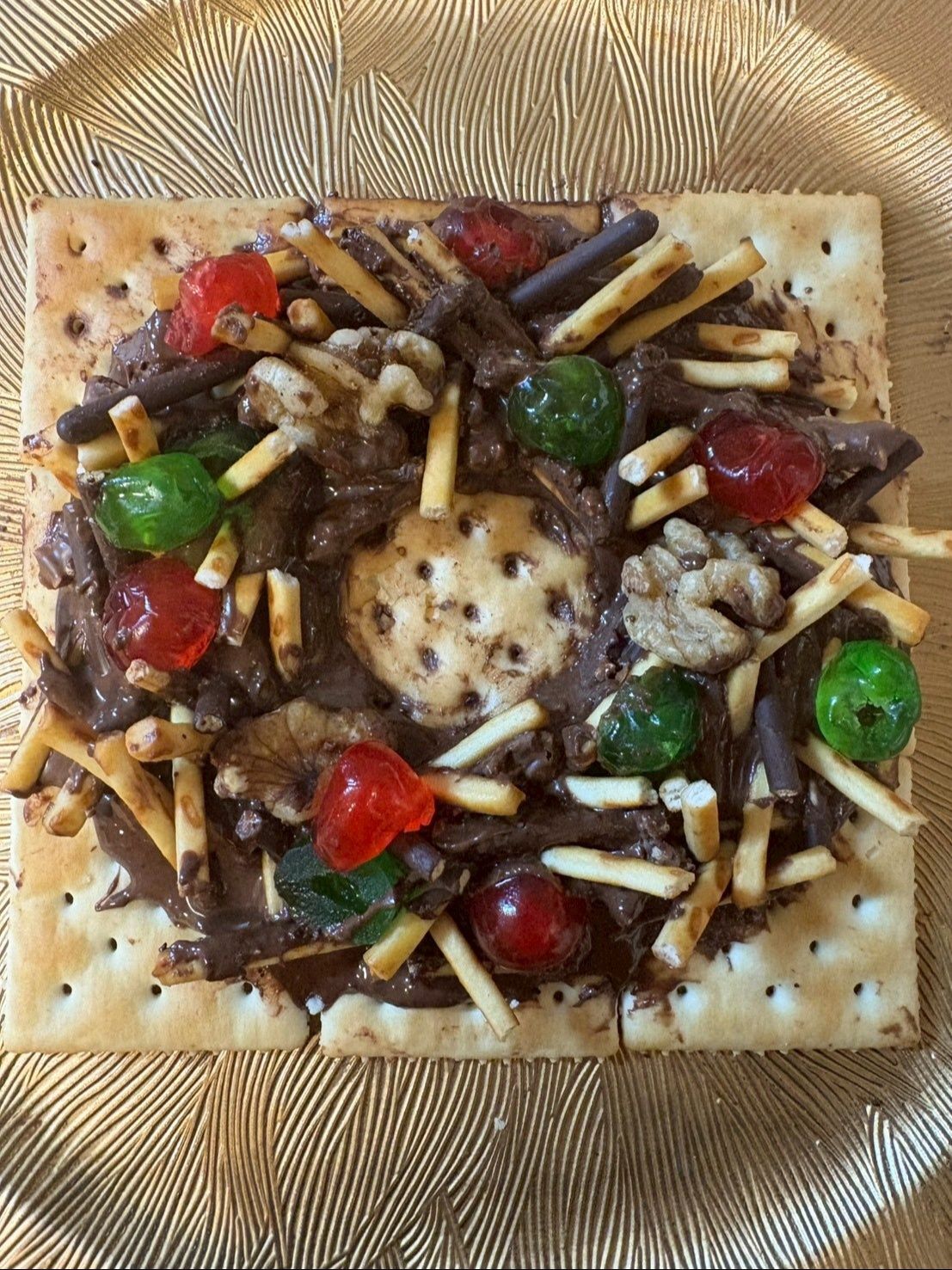 ドレンチェリーやクルミも乗せて、このまま固めて完成です！