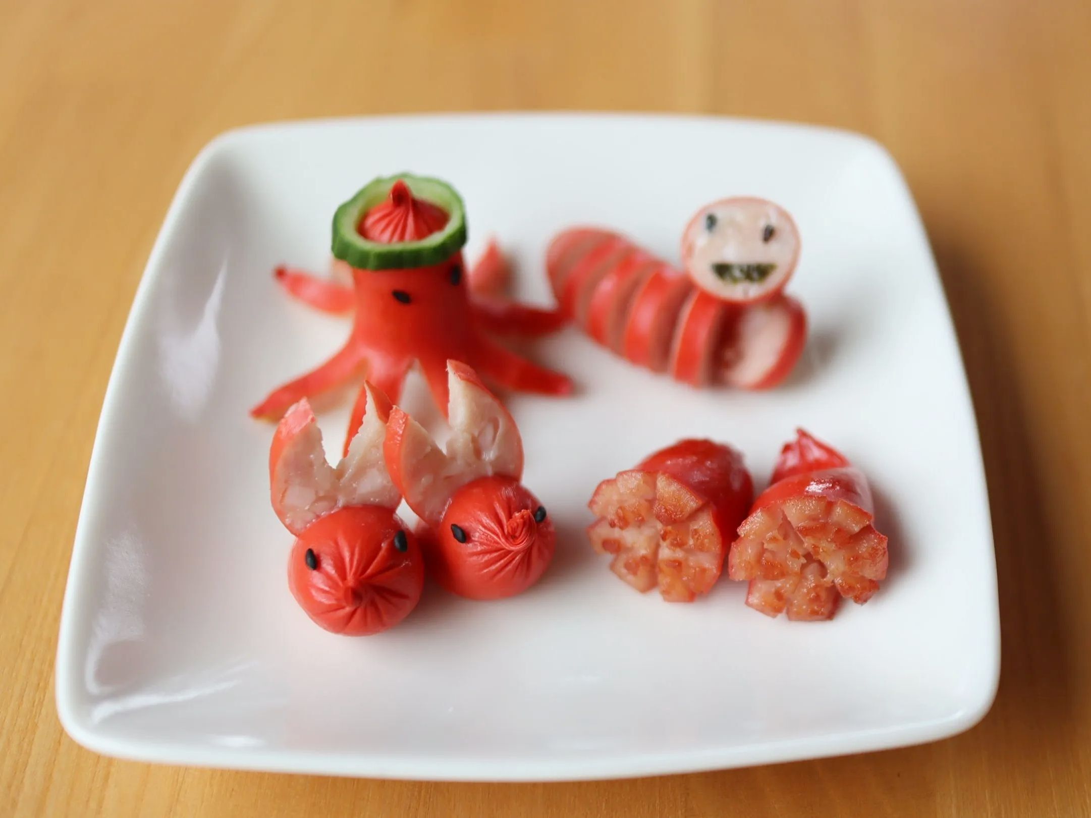 お弁当の中から『応援ウインナー』が登場♡「みんながんばれっ！」心がほっこりする〈簡単飾り切り4選〉に挑戦！