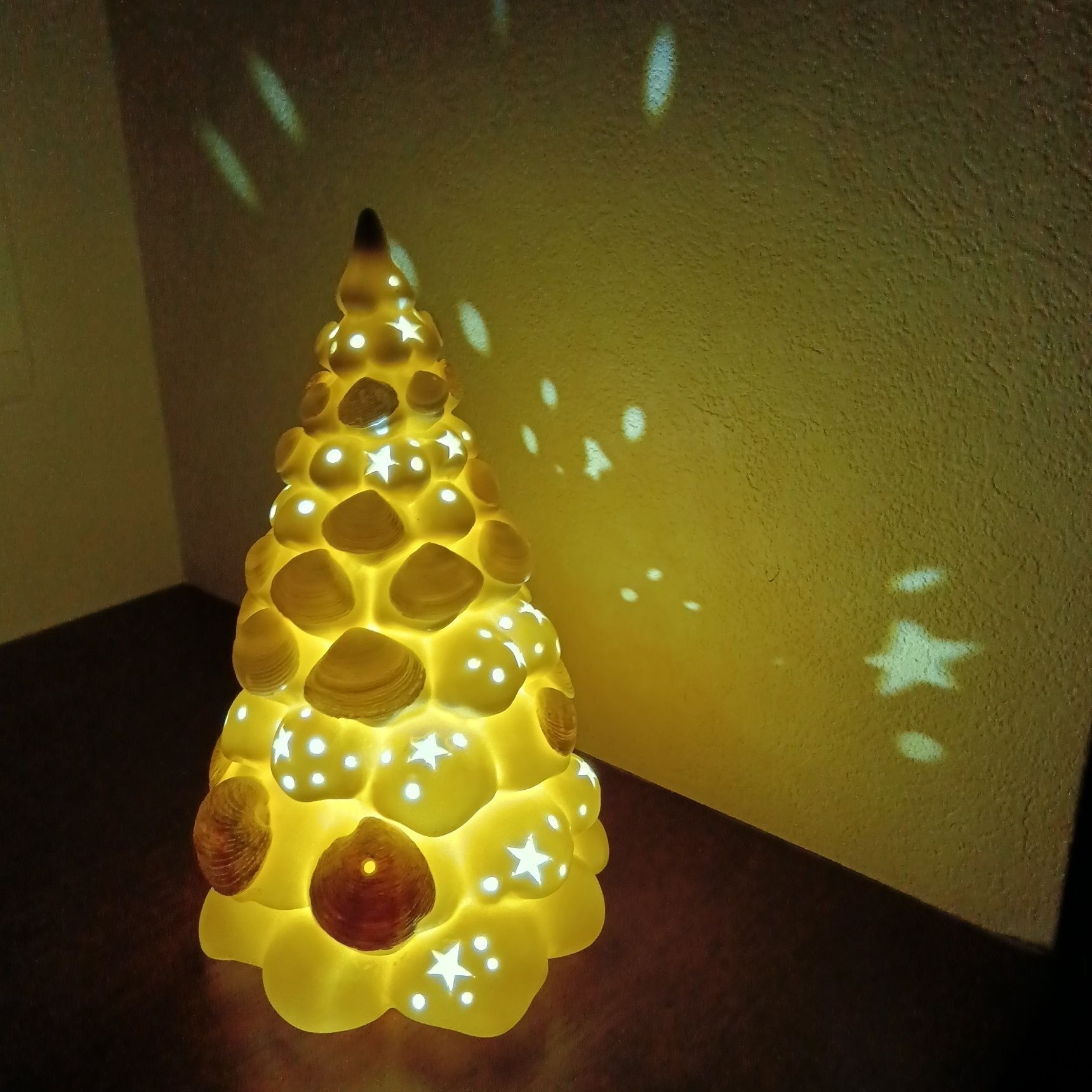 ダイソーのクリスマスツリーライトに貝殻アートで装飾