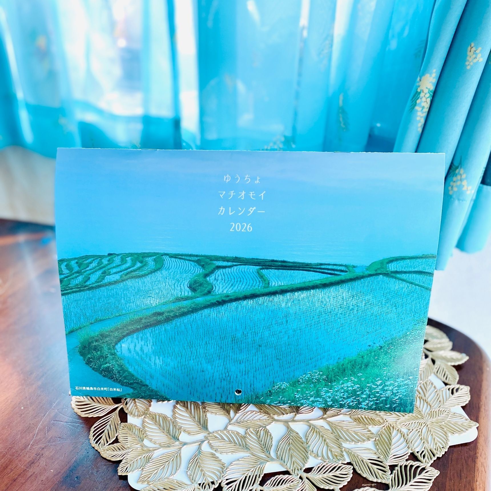 壁に穴を開けたくないカレンダー「あっという間に卓上式に」