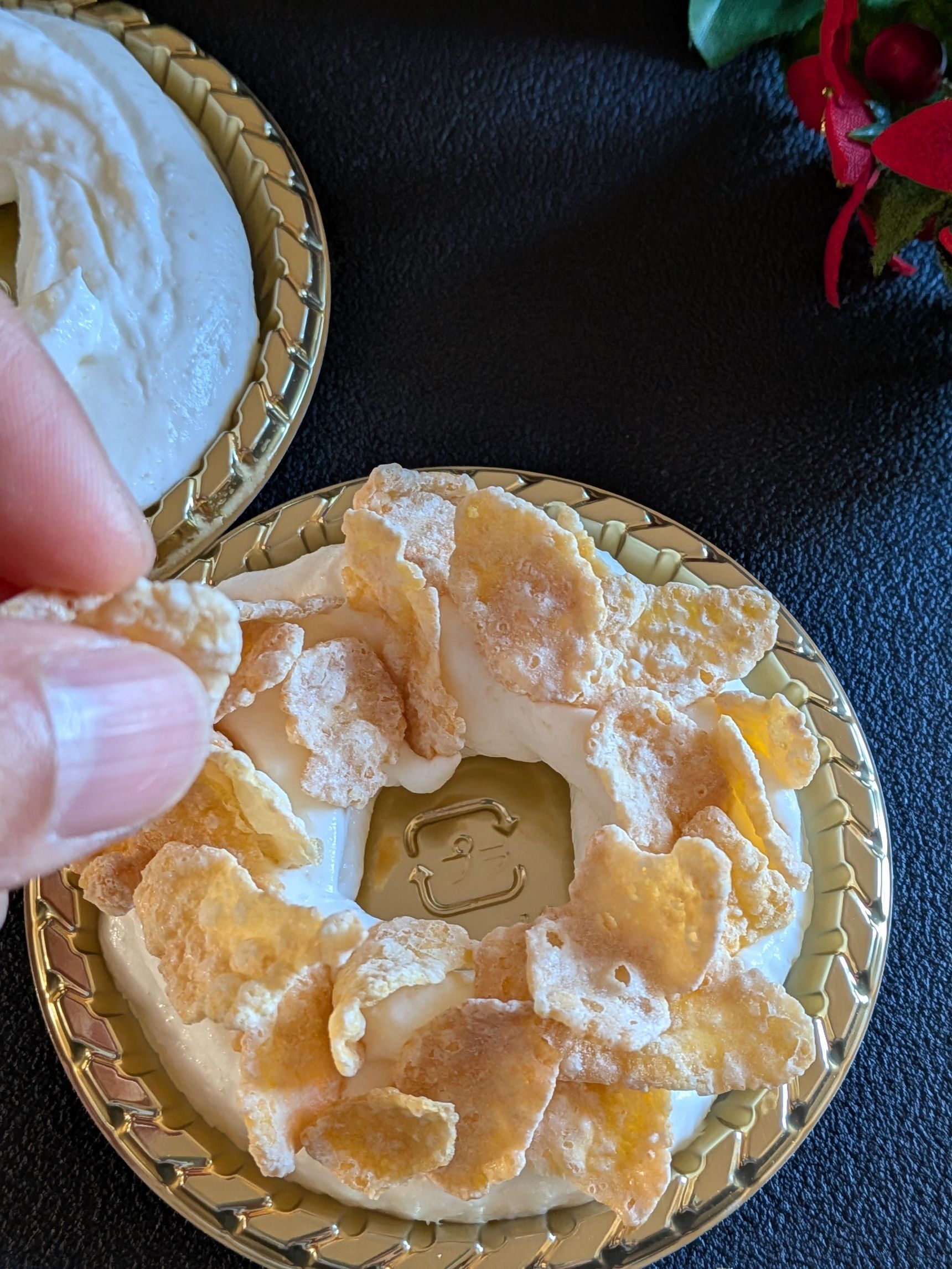 5.コーンフレークをのせる。