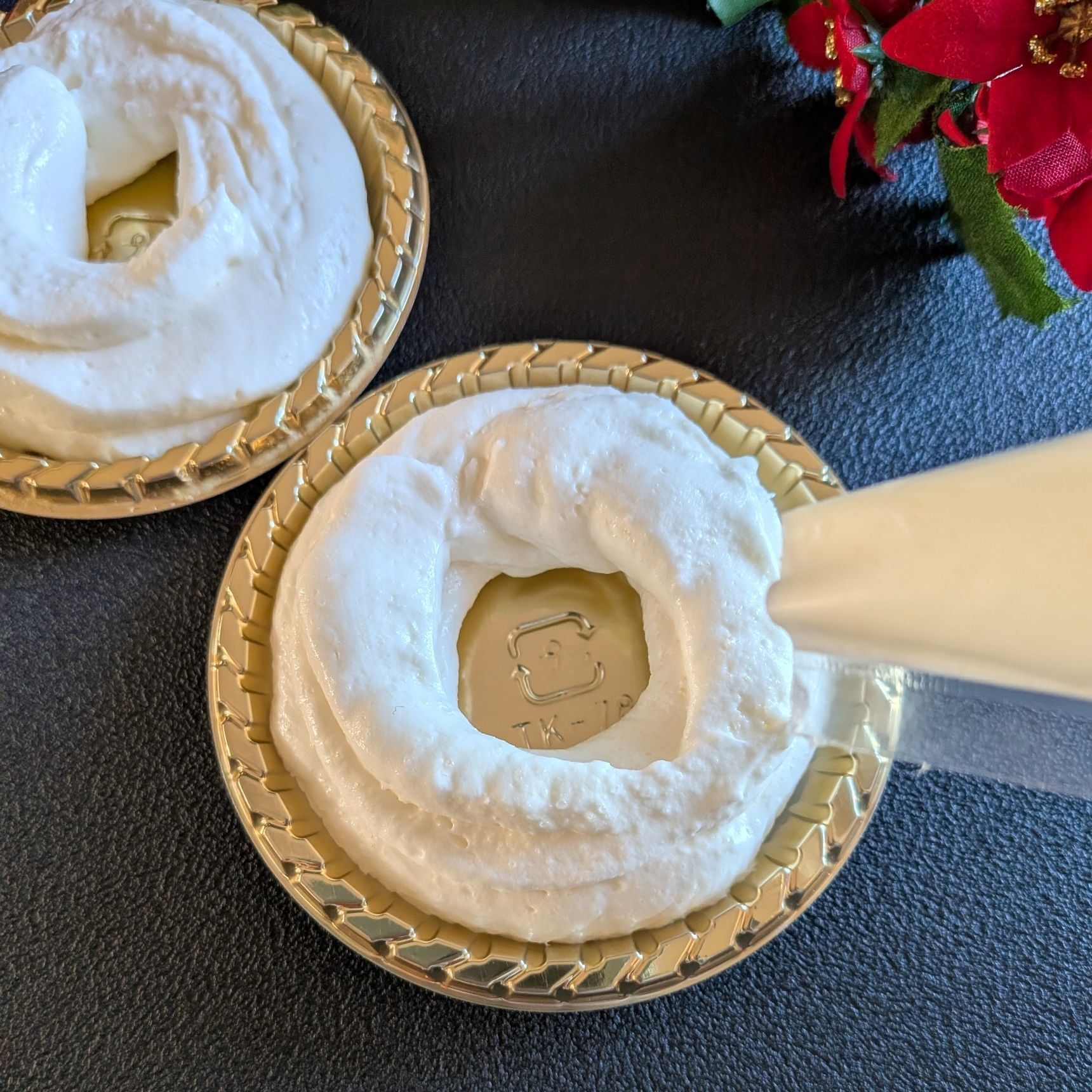 4.好きなお皿の上にドーナツ型になるように絞り出す