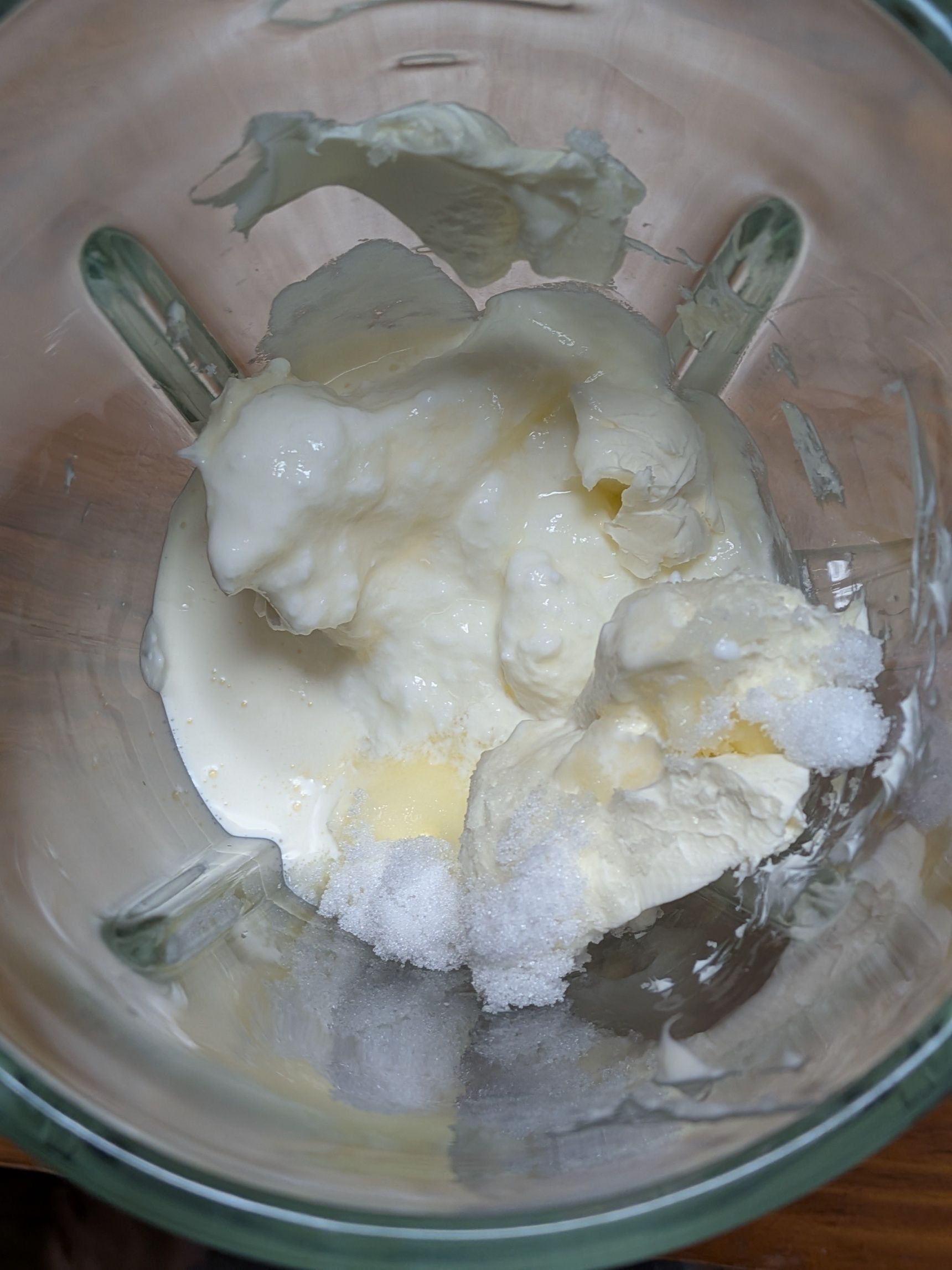 2.材料の●をミキサーに入れ、クリームチーズがなめらかになるまでまわす